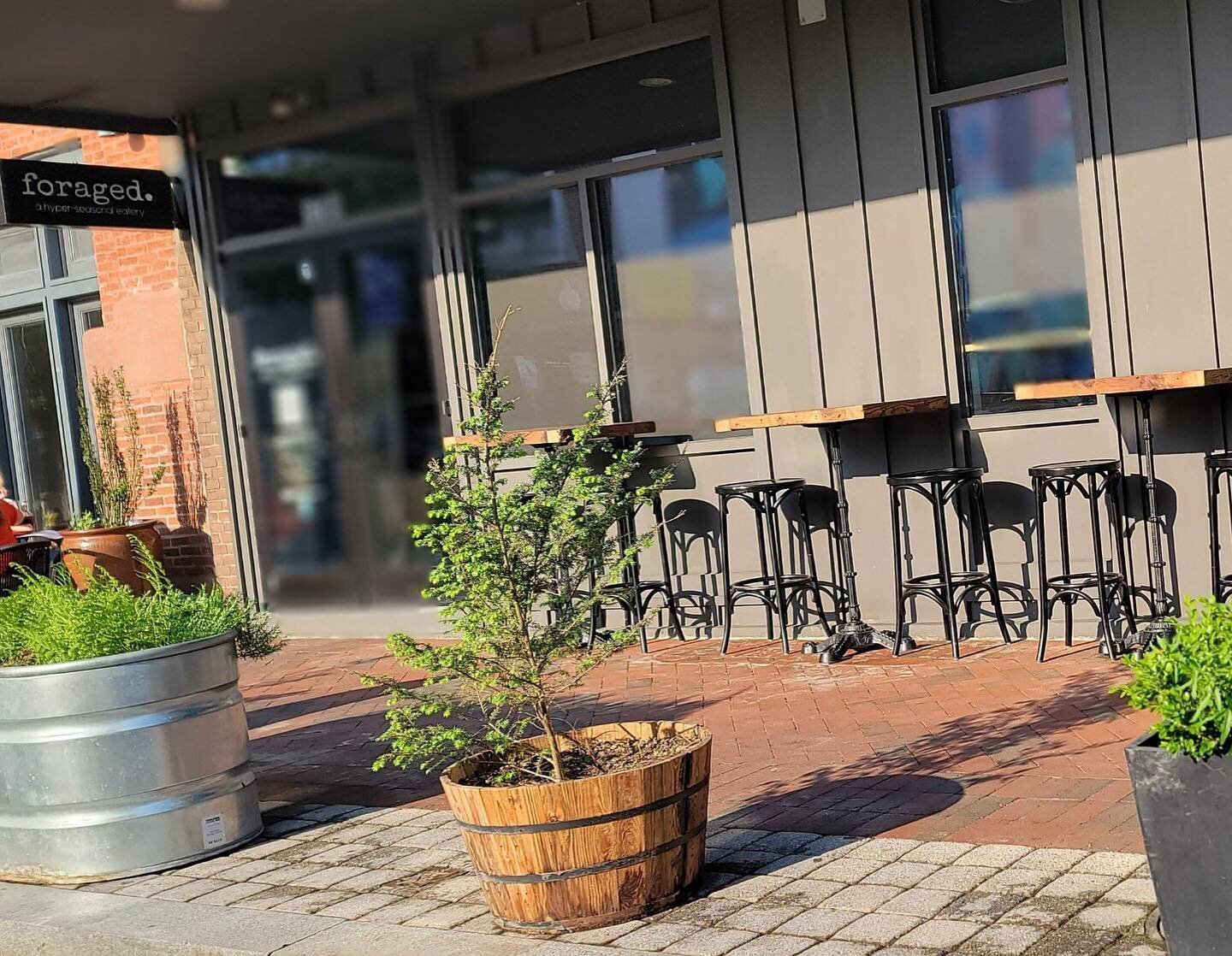 Yes, you can dine outside. 
We have these three new tables.

They are good, good tables and you will like them.

They are first come, first seated.

Go ahead and make a reservation at the Reserve button.