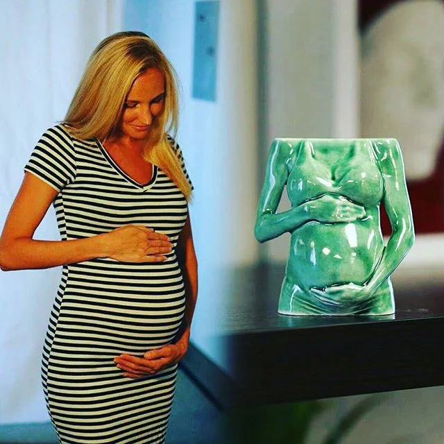 ATTENTION ALL EXPECTING MOTHERS! Our 3D Baby Bump technology allows you to avoid the mess of doing the belly casting. Our scan process only takes 15 minutes, is harmless, mess free, and quick! You get a real mini statue of your baby belly! 
Make an a