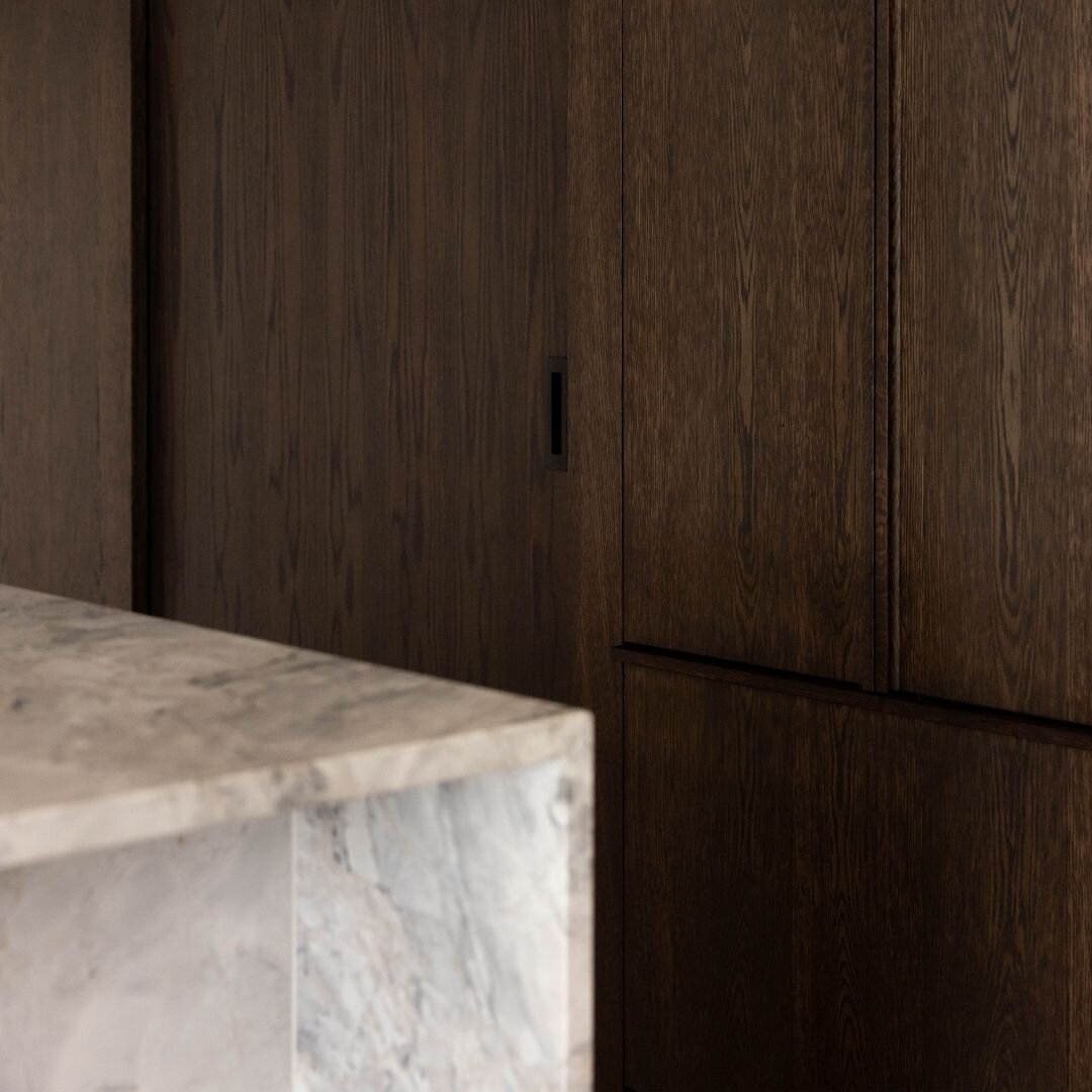 The simple use of stone and timber in the Newell St kitchen strips away the extraneous to focus your attention on their form, materiality and contrast.

Concept: @mitchell_addison_architecture
Photography: @parker

#fieldcraft_ltd #kitchens #nowheret