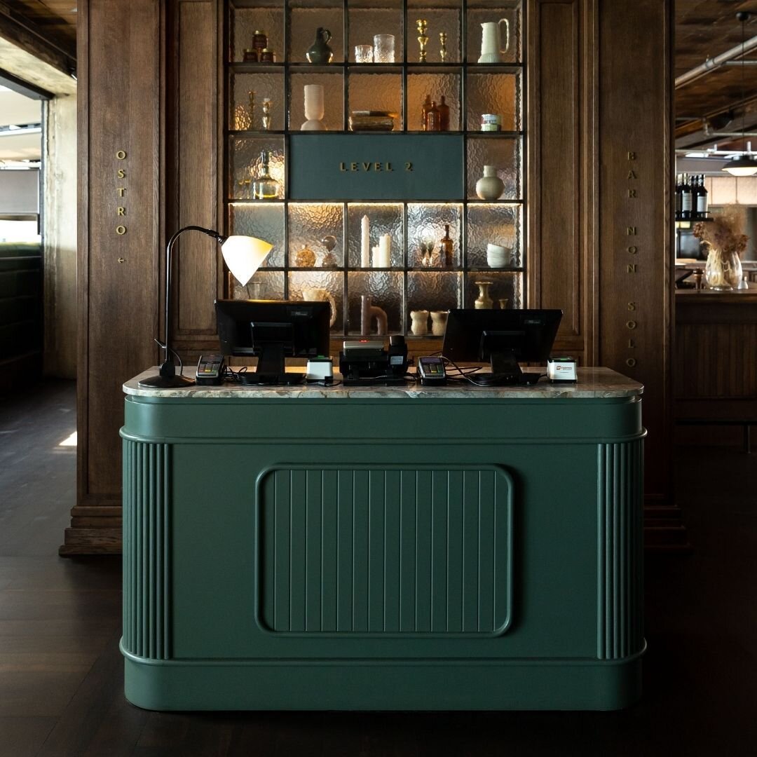 The curved ma&icirc;tre d' station at @barnonsolo beautifully sums up the sophistication of this downtown bar and eatery.

Design: @izzarddesign
Cabinetry: #fieldcraft_ltd
Photography: @parker