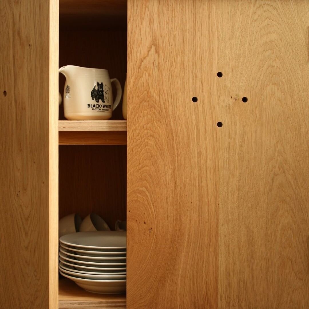 Peekaboo. Is there anything more satisfying than a well-curated cabinet of whiteware? A bespoke kitchen allows you to build the heart of your home around the way you like to live, cook and create. Get in touch!

#fieldcraft_ltd #kitchendesign