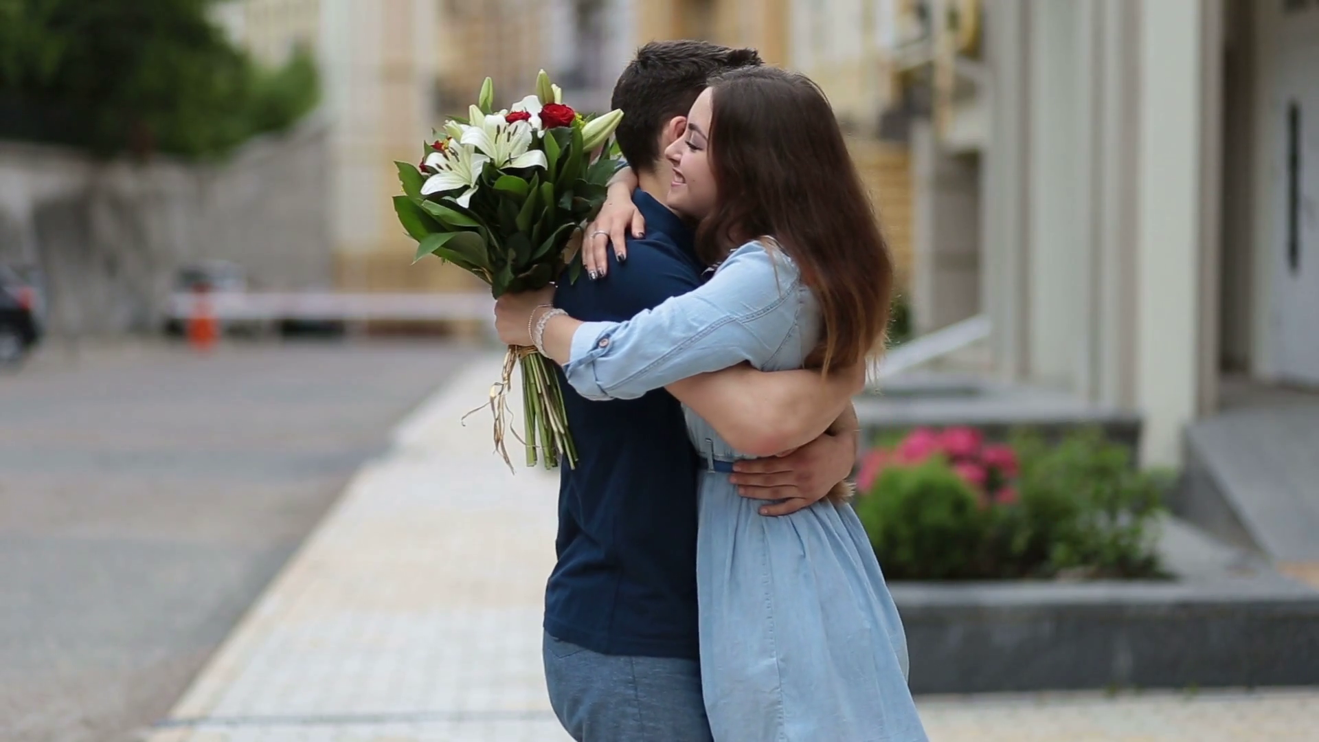 videoblocks-young-man-giving-bunch-of-flowers-to-girl-on-date_sago6scc_thumbnail-full07.png