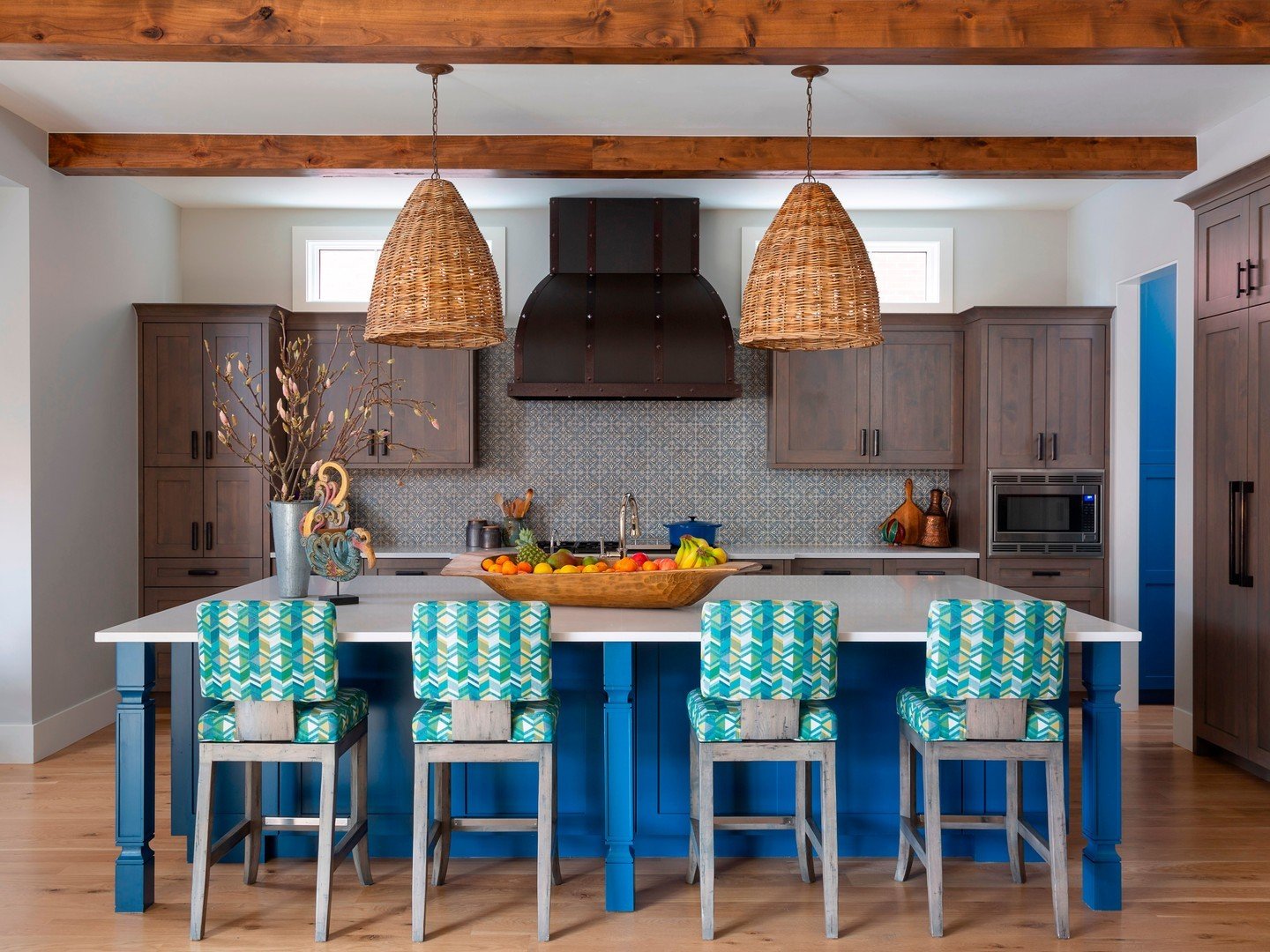 In case the island's scale wasn't enough to capture your attention, we coated it in a bright blue for extra measure. Bold and unexpected color -- it's what we do 💙

--
project: Earthy Wash Park New Build
interior design: Atelier Interior Design | De