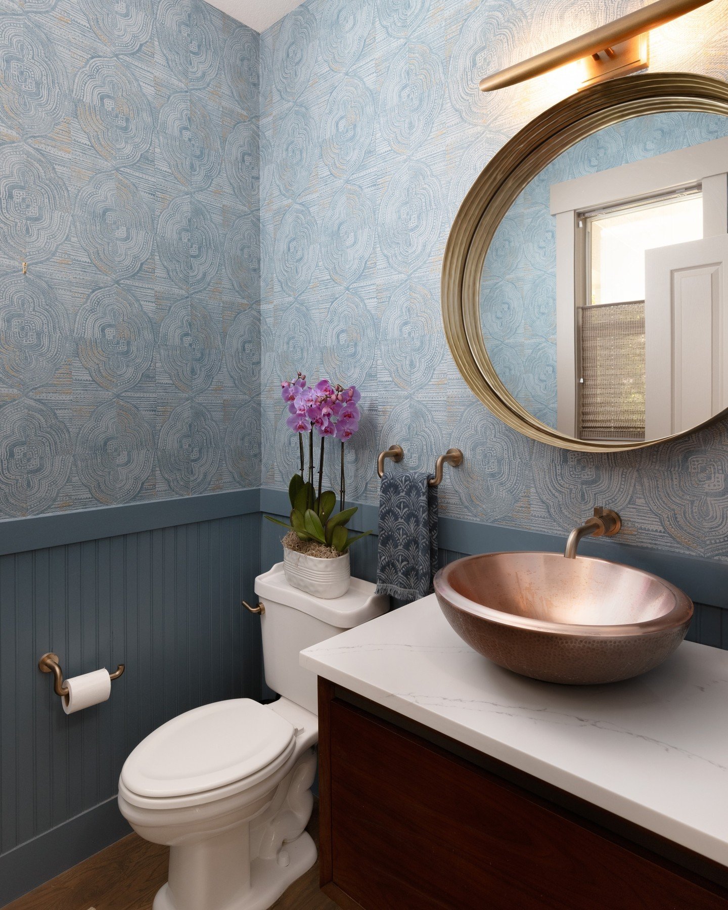 Pretty blue hues and mixed metals define this powder room. Name a better duo 💙

--
project: Wordly Mid-Century Retreat
interior design: Atelier Interior Design | Denver Interior Designer
photographer: @kyliefitts

#atelierdenver #atelierinteriordesi
