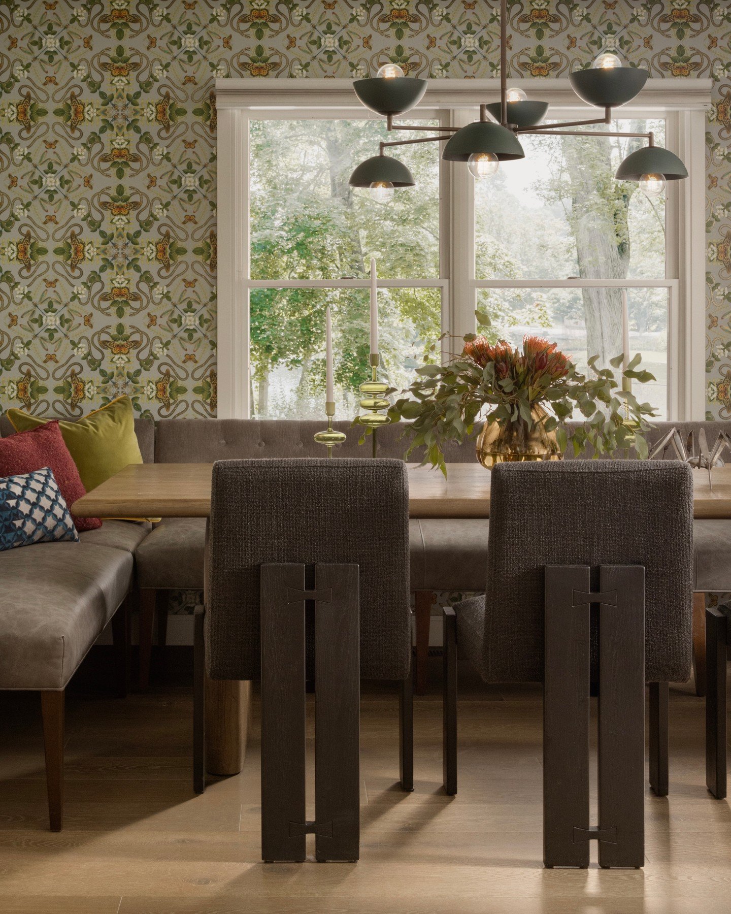 Dinner parties hit different when your walls are doing this much work 🥂

.
.
.
#interiordesign #designinspo #diningroom #timelessdesign #boldinteriors #luxuryinteriors #eclecticstyle #homegoals #interiorstyling #statementspaces #vibrantliving #dinin