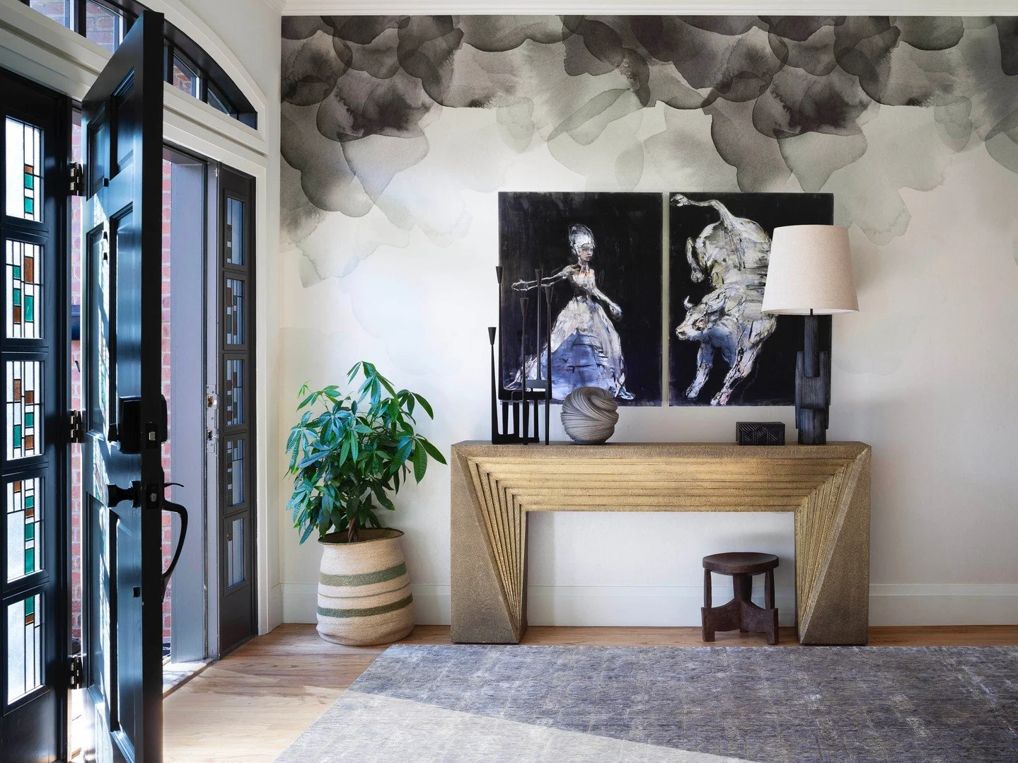 First impressions matter. And this entryway? She knows exactly how to make an entrance. ✨

.
.
.

photography: @emredfield

#atelier #interiordesign #entrywaydesign
#entryway #designinspo #colorlover #timelessdesign #boldinteriors #luxuryinteriors #e