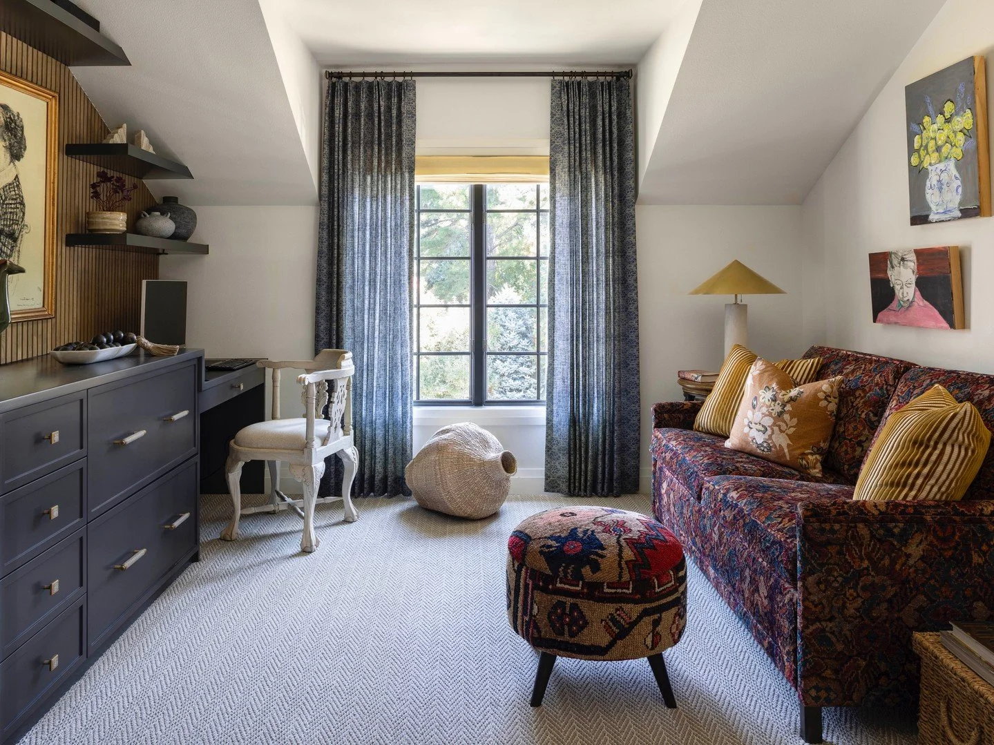 A quiet corner that doesn&rsquo;t take itself too seriously. The loft layers moody accents, relaxed seating, and just enough texture to make curling up with a book (or a glass of wine) irresistible.

.
.
.

photography: @emredfield

#atelier #interio