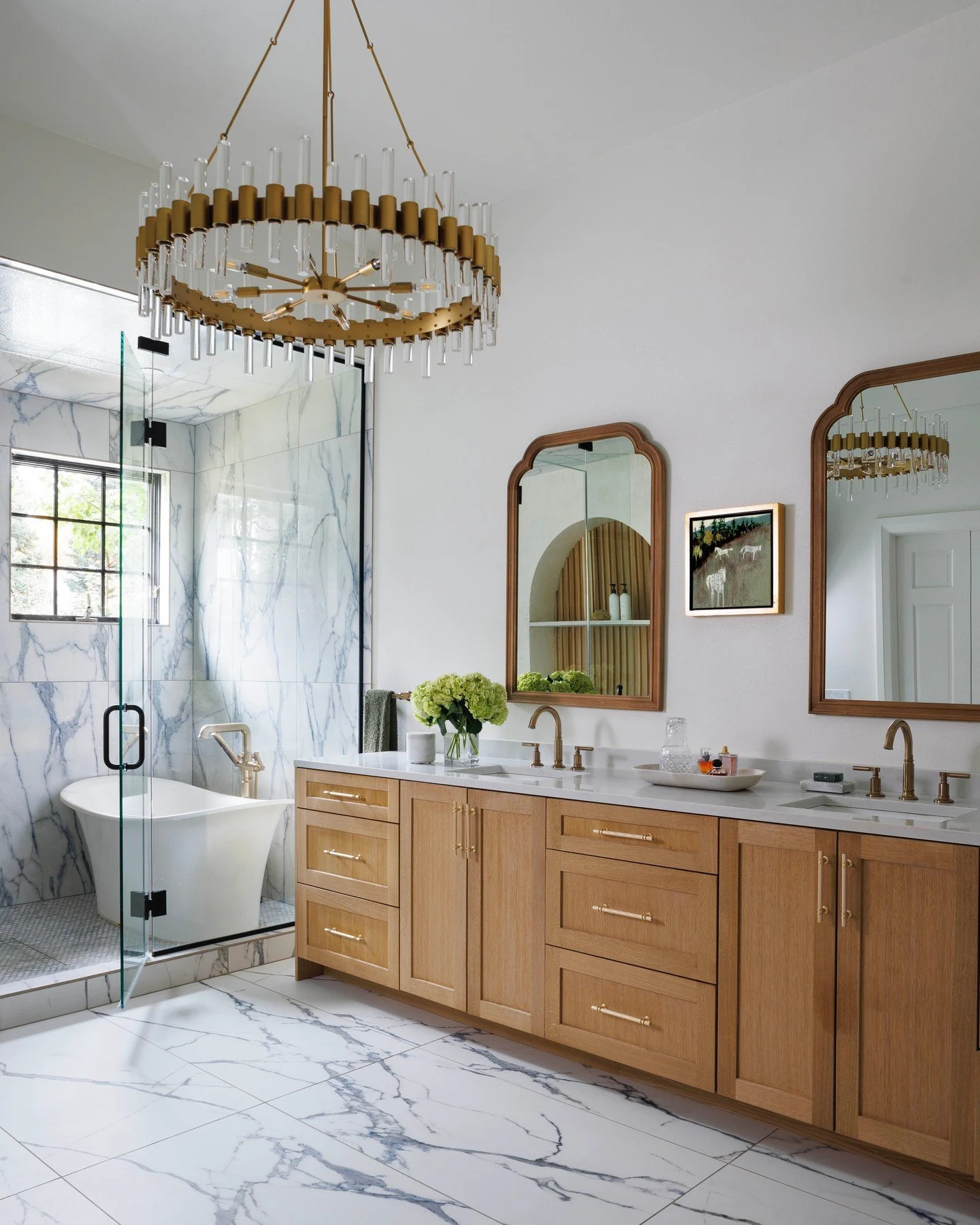 Who says bathrooms have to be boring? ✨ Sculptural stone, polished fixtures, and perfect lighting make this one a quiet little showstopper.

.
.
.

photography: @emredfield

#atelier #interiordesign #bathroomdesign #primarybathroom #bathroom #designi