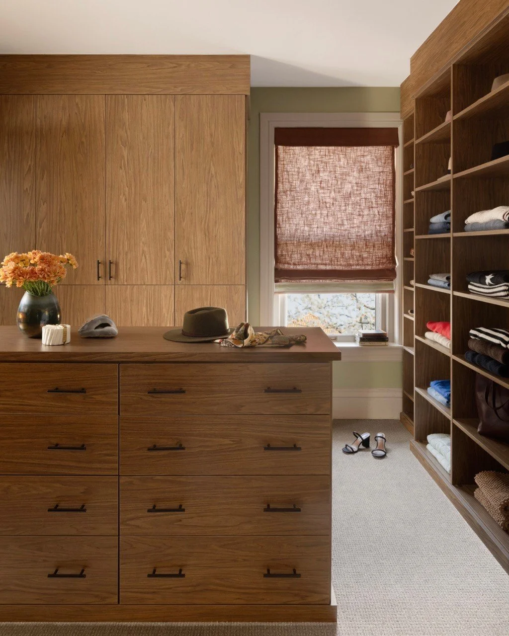 Cozy, collected, and quietly bold.
Every texture tells a story &mdash; from layered bedding to a closet that doubles as a style statement.

.
.
.
photography: @kyliefitts

#atelier #interiordesign #bedroomdesign #primarysuite #closetgoals #modernbedr