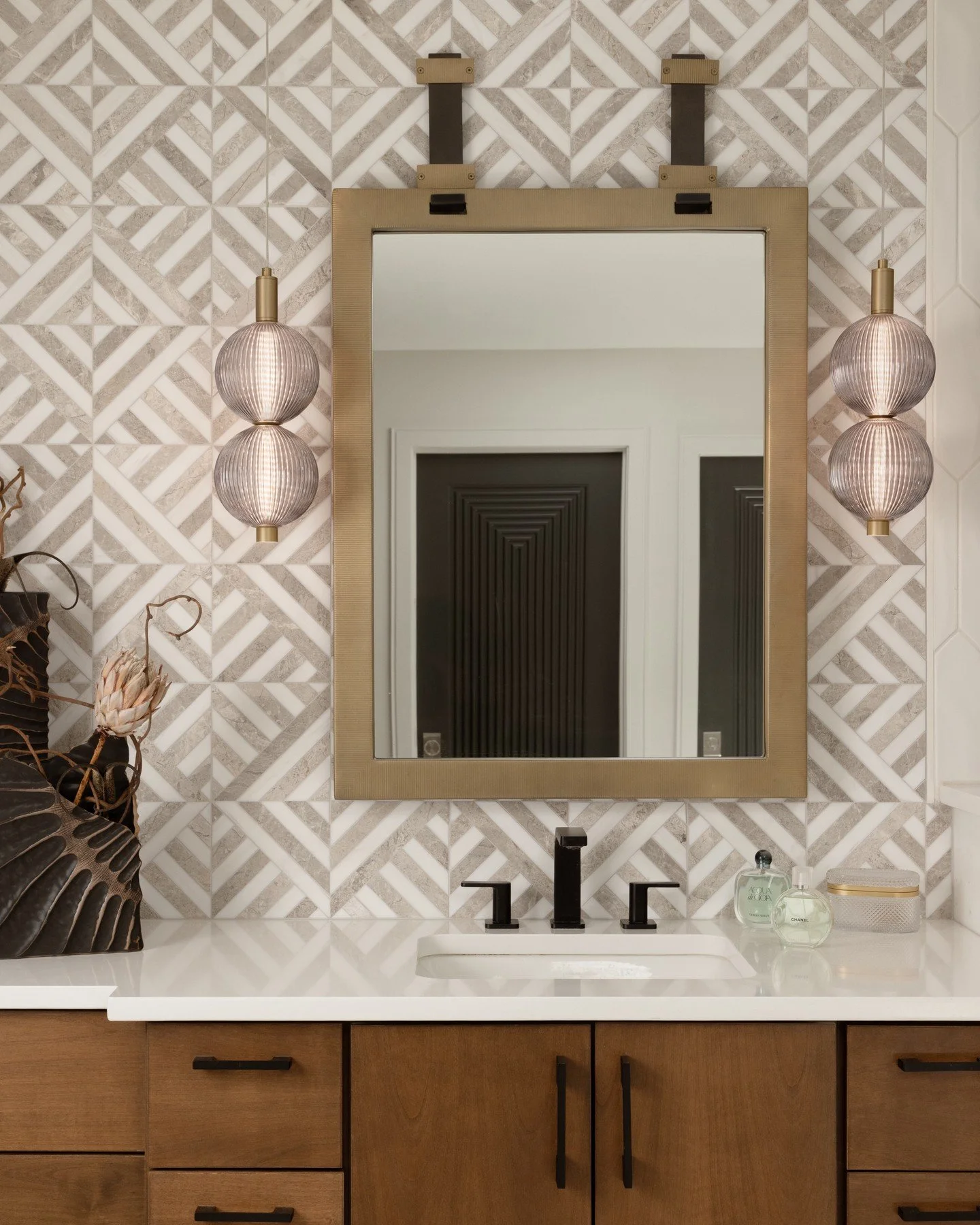 Clean lines, soft tones, and details that do the talking. This bathroom proves neutral doesn&rsquo;t have to mean safe &mdash; it just means intentional.

.
.
.
photography: @kyliefitts

#atelier #interiordesign #bathroomdesign #primarybathroom #luxu