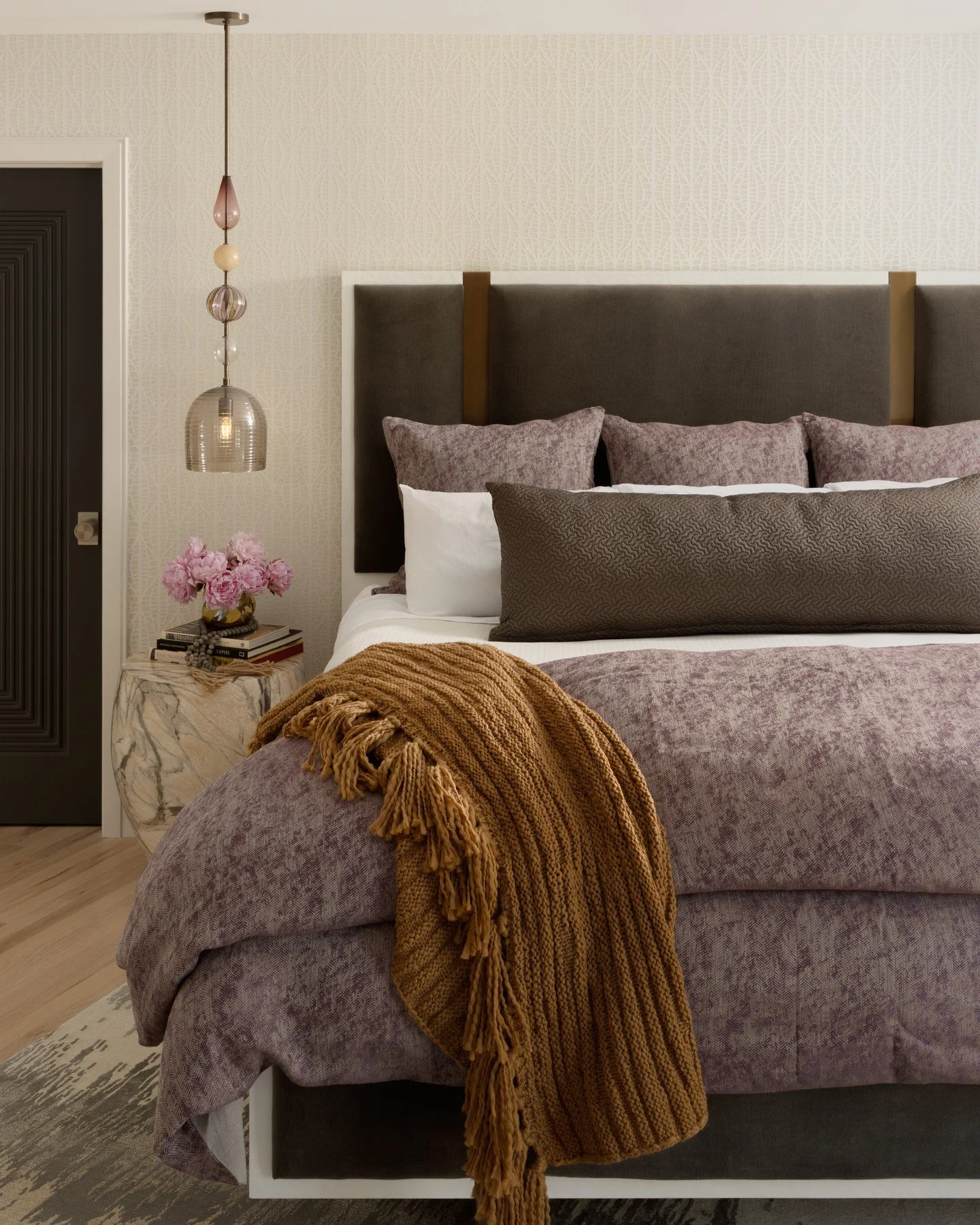 Quiet luxury, but never boring. The Linden House bedroom keeps things calm and collected, then sneaks in moments of personality that make you look twice. Minimal, elevated, and just playful enough.

.
.
.
photography: @kyliefitts
art: @seewalker_art
