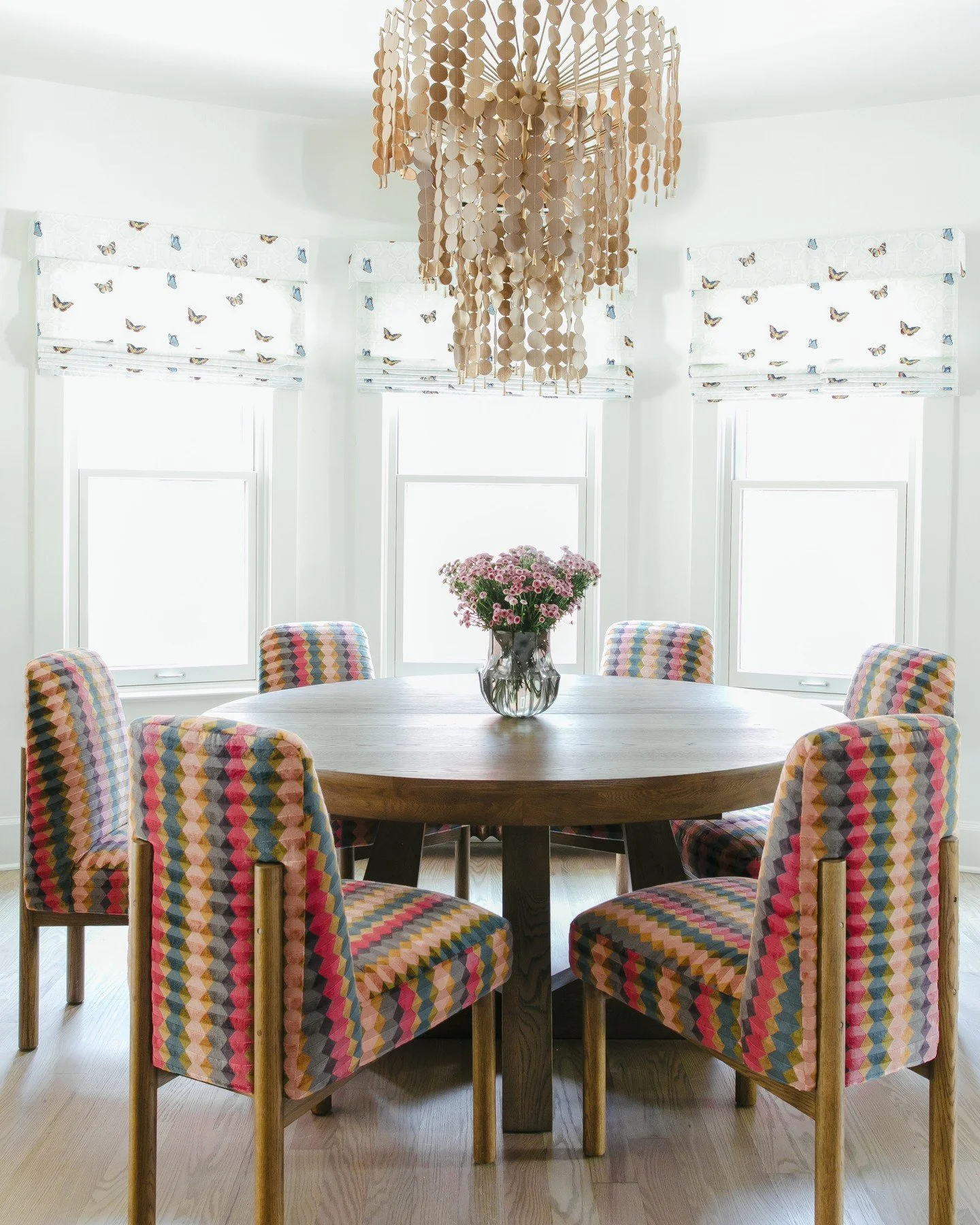 Where dinner comes with a side of personality. Color-forward, layered, and designed for long conversations that don&rsquo;t end when the plates are cleared. 🍽️

.
.
.
photography: @jordankatzinteriorphotographer

#atelier #interiordesign #diningroom