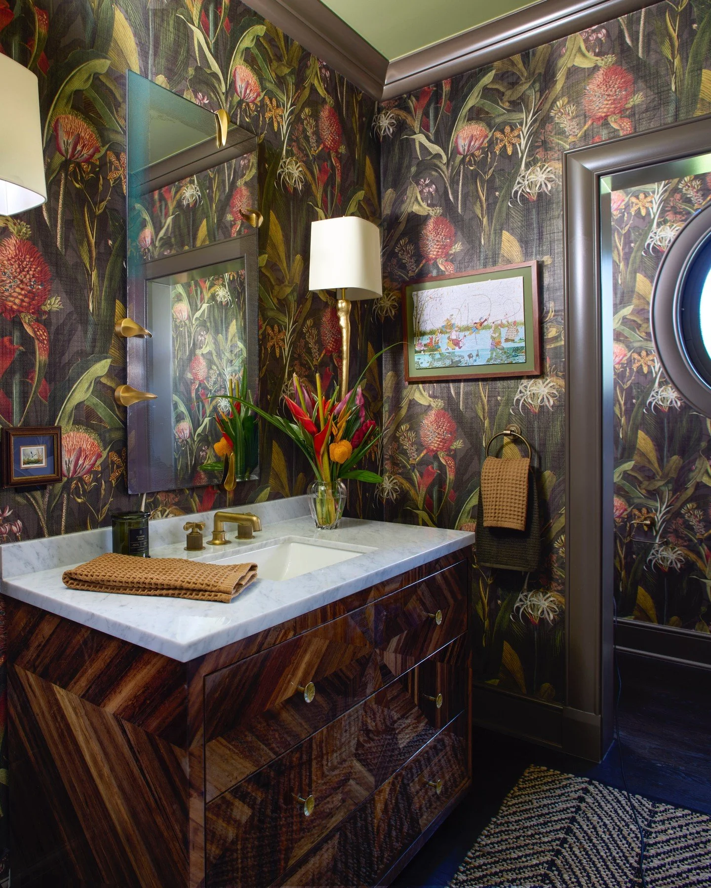 We&rsquo;ll always say it: powder rooms are where you take the risk.

Dark florals, warm gold accents, and just enough mood to make guests do a double take. If you&rsquo;re going bold, this is the place to do it.

.
.
.
photography: @emredfield
contr