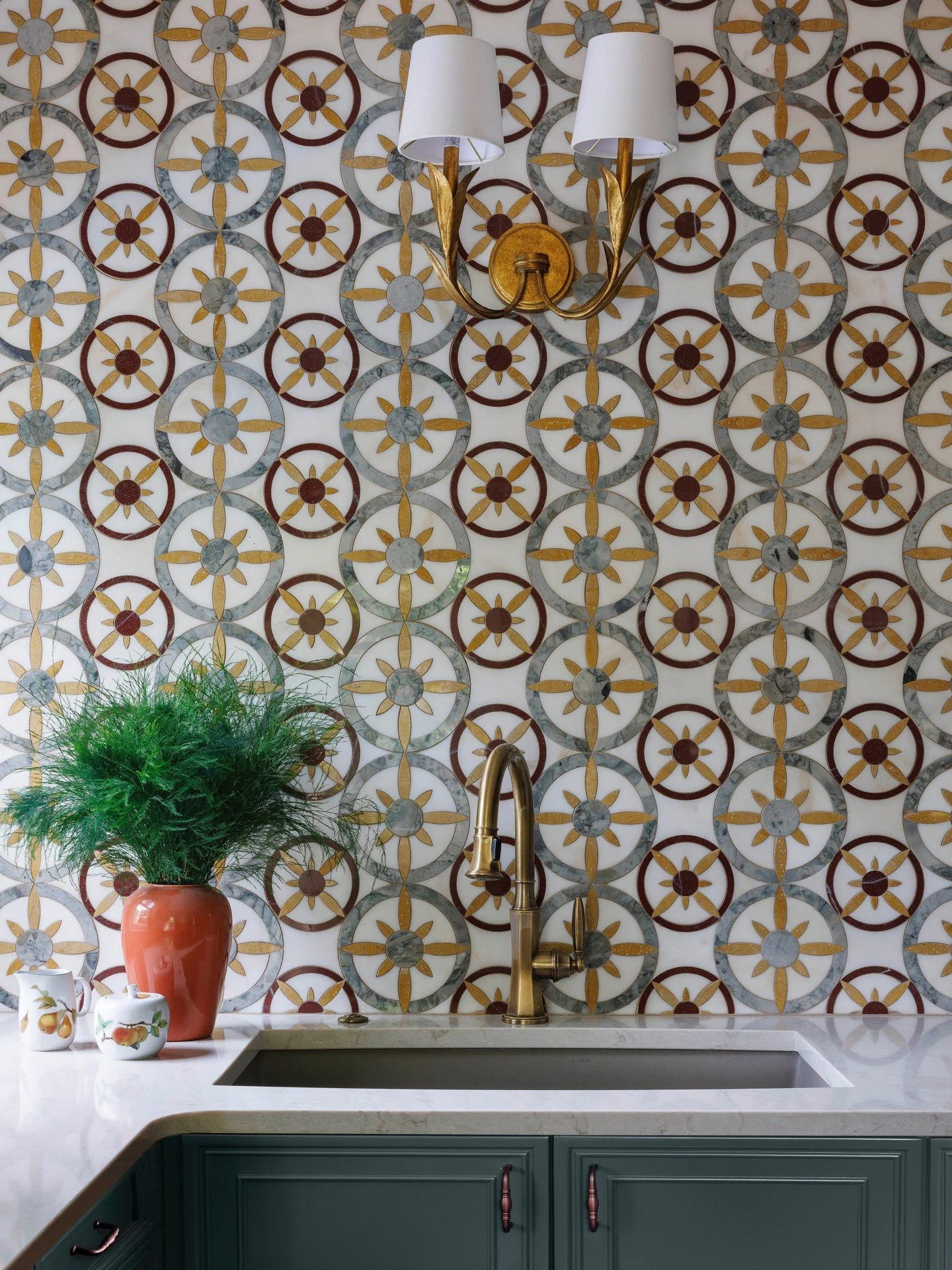 The backsplash that stopped us in our tracks and the bar that made us want to stay for one more. The details at Atlas House are doing a lot of heavy lifting and we are so here for it.

.
.
.
photography: @emredfield

#atelierdenver #interiordesign #a