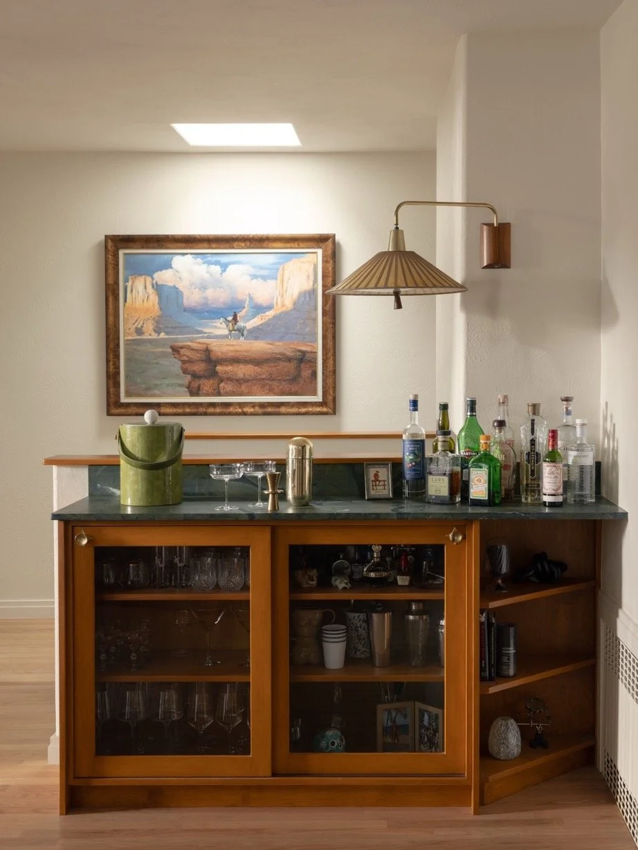Never underestimate a dry bar. Mesa House understood the assignment. ✨

#atelierinteriordesign #denverinteriordesign #drybardesign #midcenturymodern