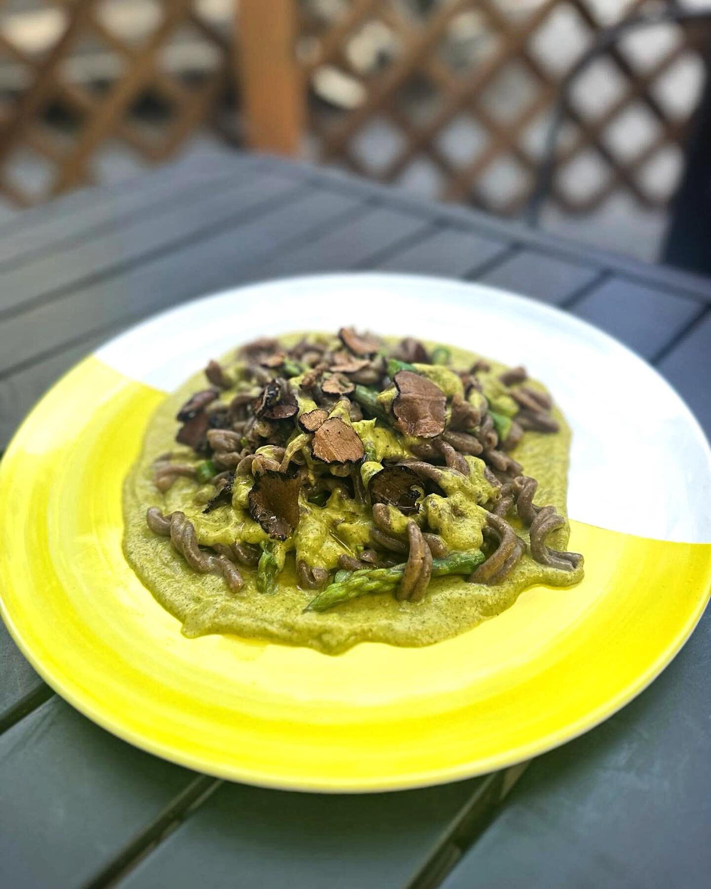 A touch of spring coming at Monzu with our special Casarecce di Grano Arso, a typical fresh pasta from Southern Italy - Apulia! - that we are serving with a delicious asparagus cream and truffle 💚