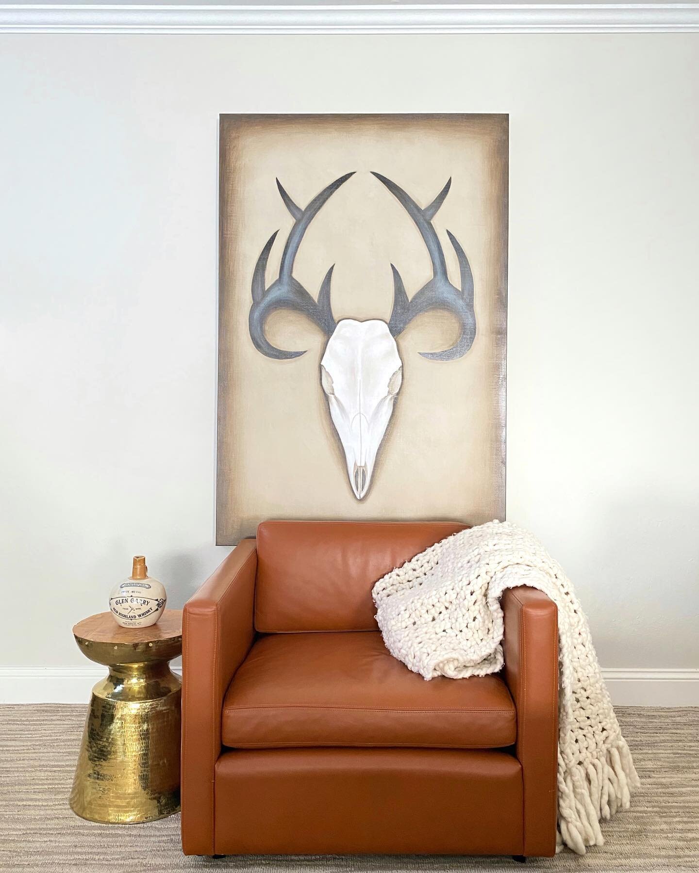 This Montana home has a very clear mountain/rustic vibe but that doesn&rsquo;t mean a few modern touches don&rsquo;t fit right in too 🦌✨

We love using a mixture of design styles in any home and this mountain home is no exception. Sleek leather chai