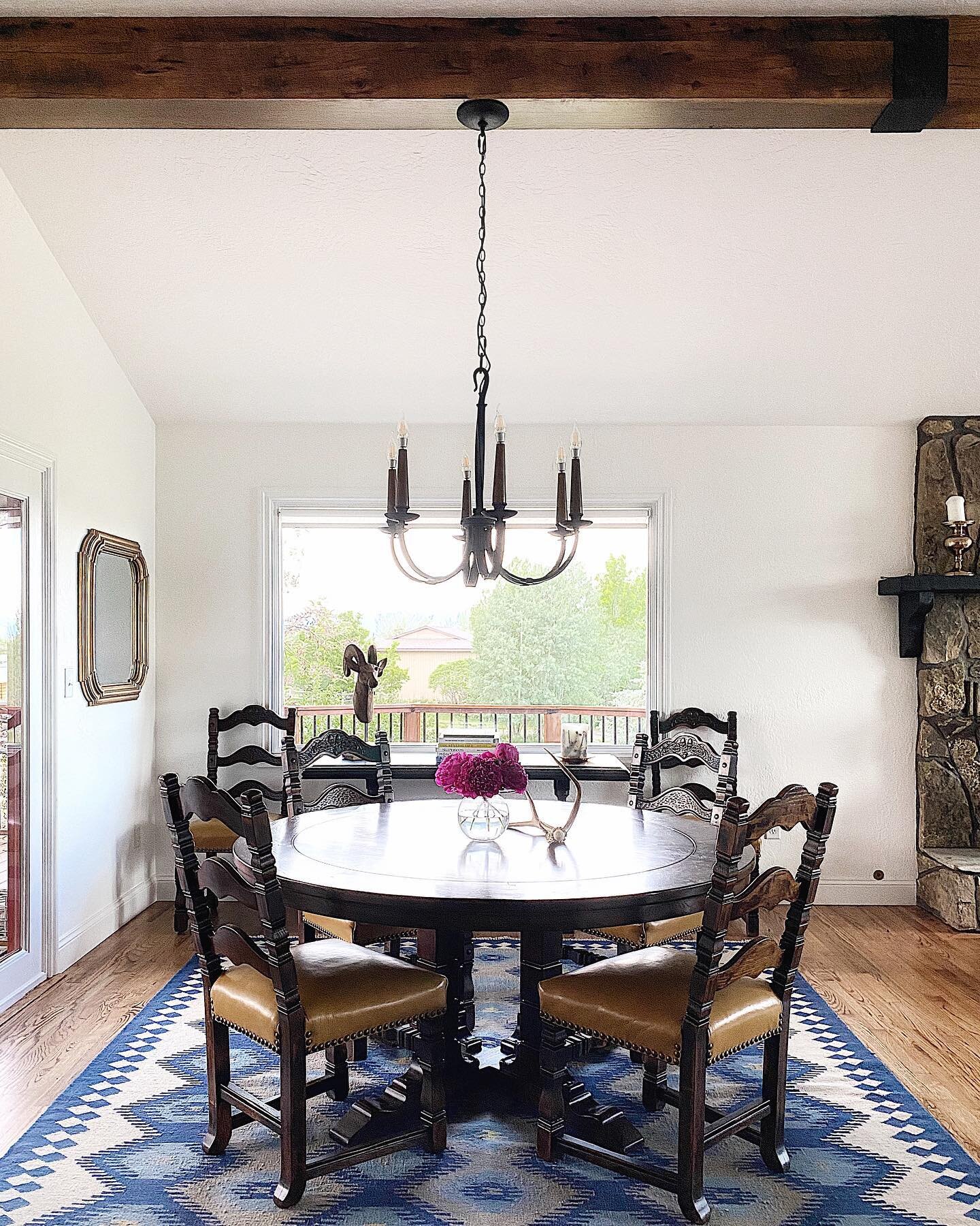 We love the casual feel of a round dining table, especially in this family centered Montana home. More reasons to love a round dining table 👇🏻

&clubs;️Grab a deck of cards and it easily transforms into a favorite game spot. 
🗣Hate getting stuck s