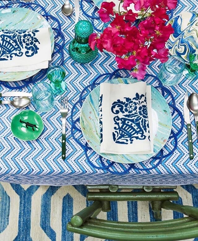 Happy Summer dining for @homesandgardensuk 📷 @janbaldwin tablecloth@wicklewood plates@designersguild place mats and napkins w.cabanamagazine.com rug @robertstephensonrugs #blueandwhite
