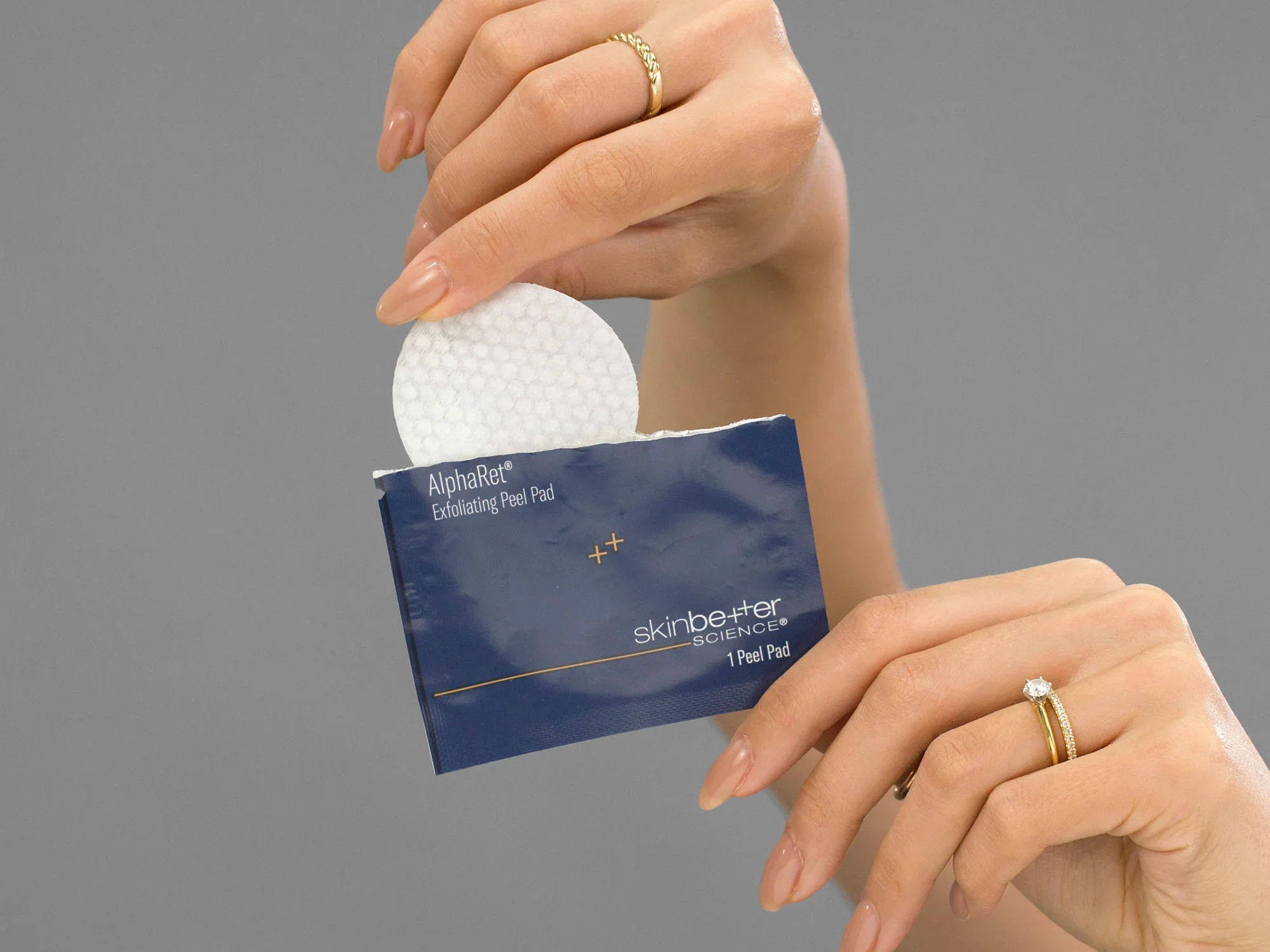 Skinbetter_Science_AlphaRet_Exfoliating_Peel_Pads_1.webp