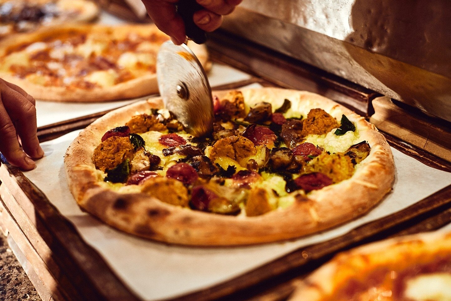 Our Vegan Bianca slicing it's way to you this #weekend.⁠
⁠
Falafel, Friarielli, Mushroom, Artichoke, Kale, Semi Sundried Tomato, Red Pepper Pesto, Truffle⁠
Oil, Vegan Cheese on a Crispy Spelt base.⁠
⁠
⁠
Order for takeout/Book your table via #LinkInBi