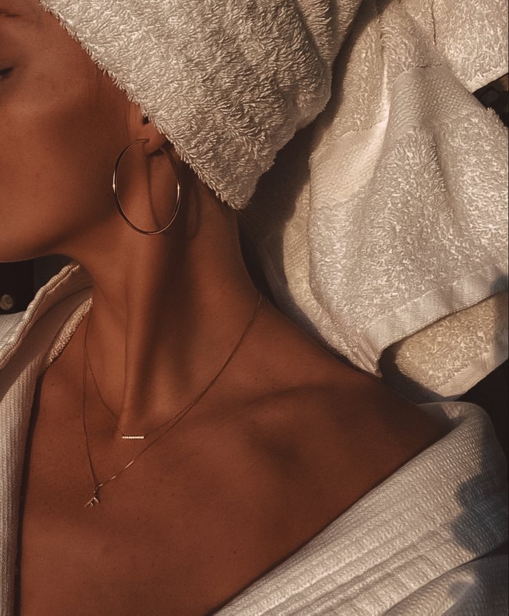 SUN KISSED 💋

Dopo una giornata di sole, la tua pelle ha bisogno di cure speciali. Ecco perch&eacute; &egrave; cos&igrave; importante utilizzare il latte corpo dopo sole:

💧 Idratazione Profonda: Dopo l'esposizione al sole, la pelle pu&ograve; risu