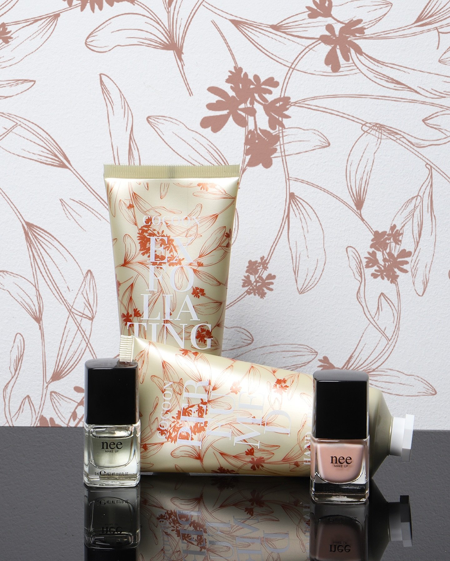 IL TUO RITUALE COCOONING 🤎

🌿 ESFOLIA 
Elimina delicatamente le impurit&agrave; con il nostro Exfoliating Hand Gel, per mani morbide e luminose.

💧 IDRATA
Nutri e profuma con la Cocoon Perfumed Hand Cream, lasciando la pelle vellutata e fresca.

?