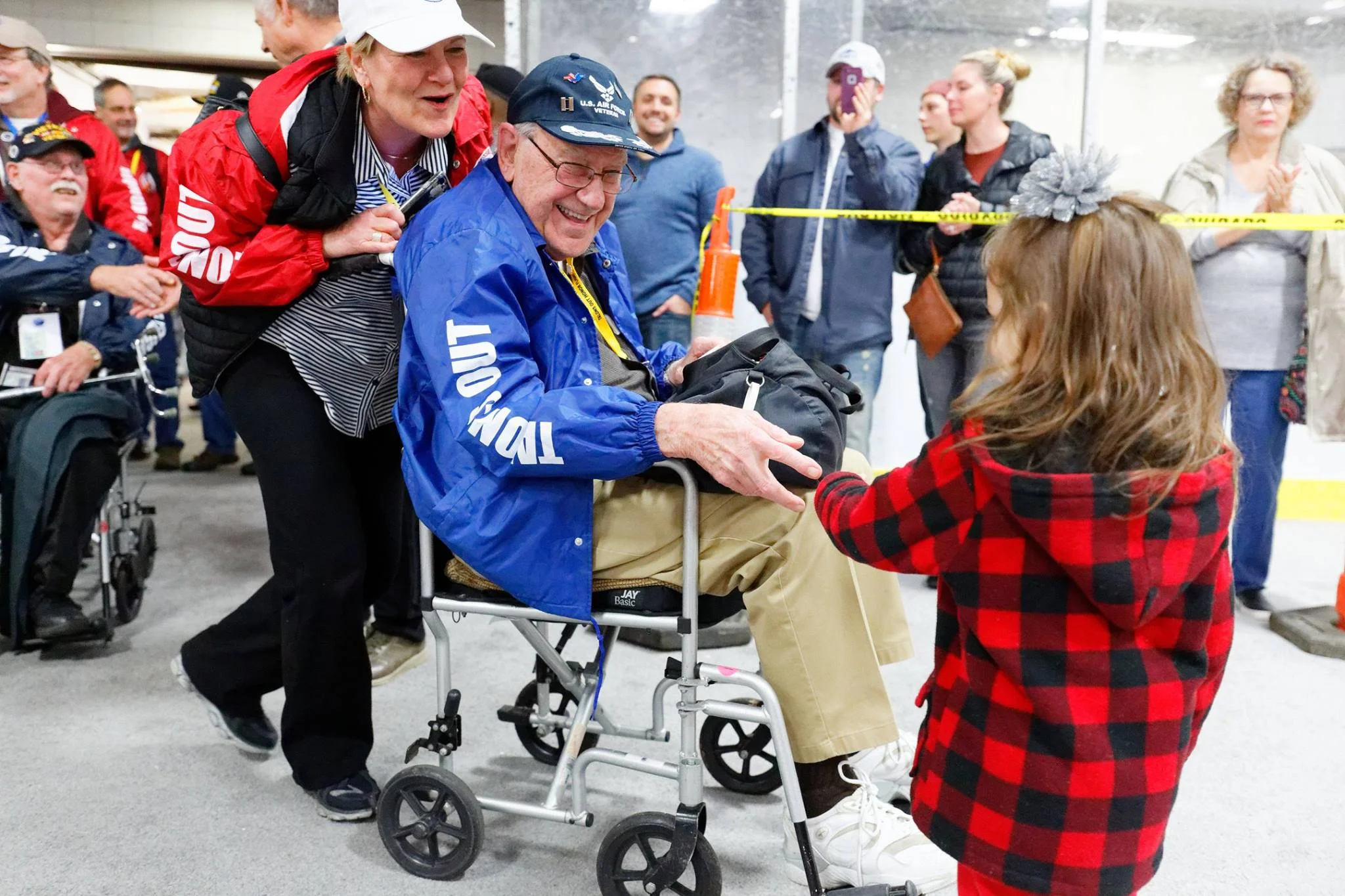 A young girl welcomes home an Honor Flight veteran