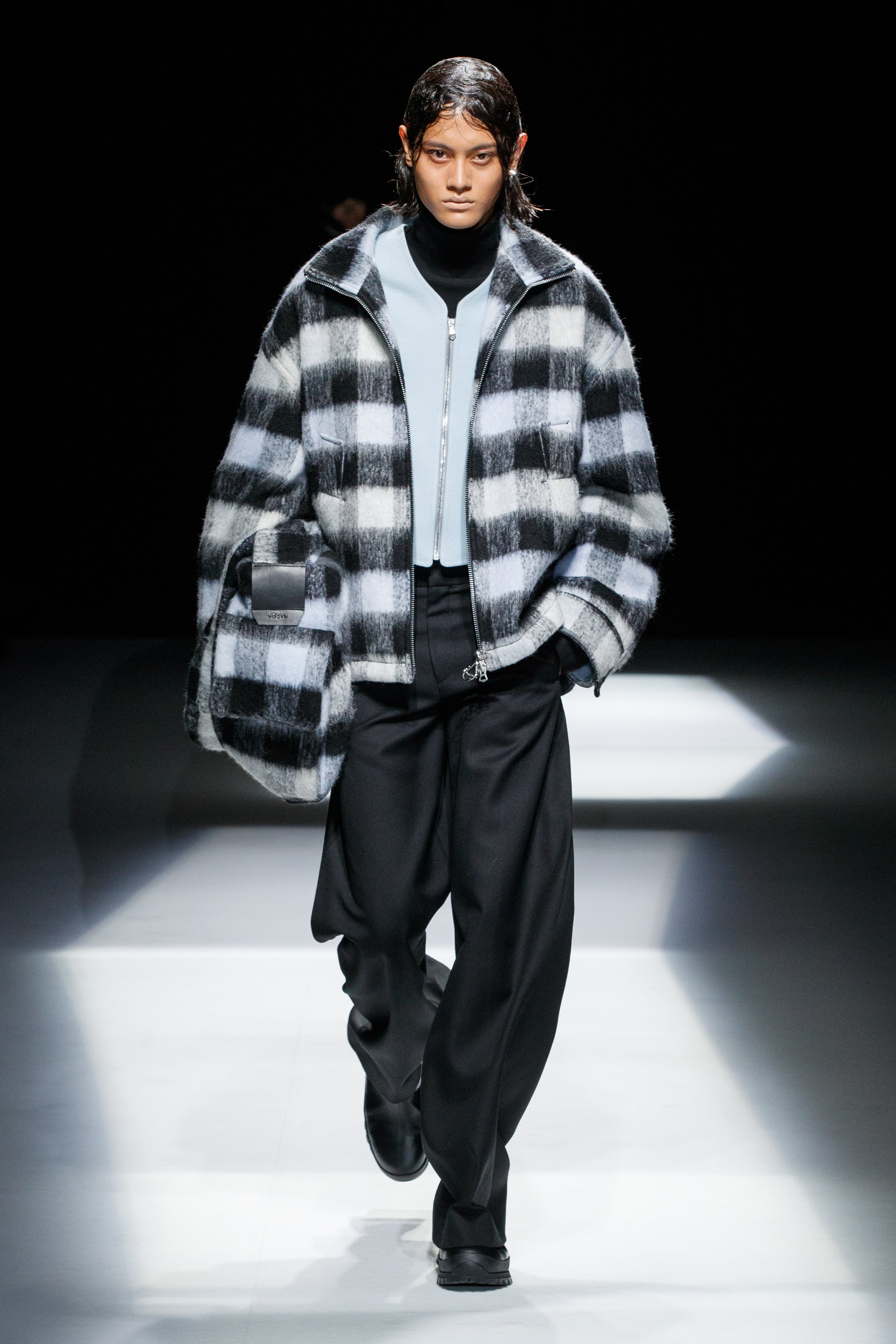 Kolor Magazine Solid_Homme_fw23_runway_press_look01.jpg