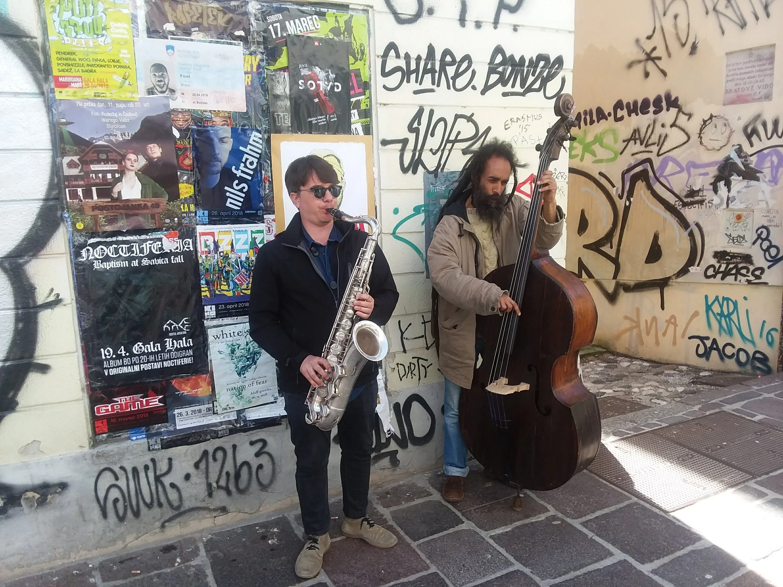 1. Colorful buskers were all over the fest