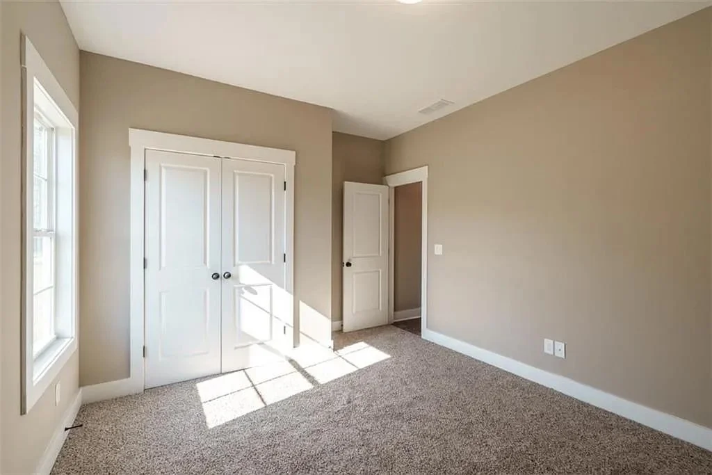 218 Woodfin Way 17.jpg