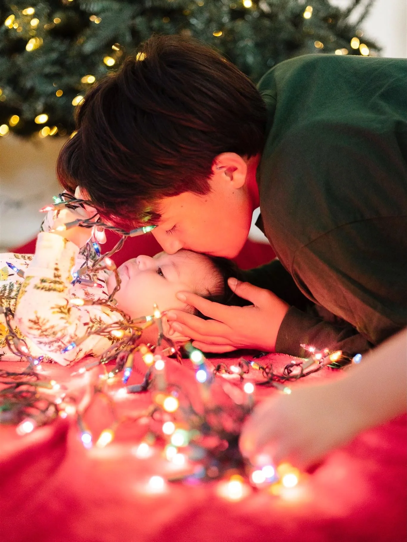 Wishing all of you a restful, magical holiday season &hearts;️ May the moms be merry and get the gift of pictures with their kids on Christmas morning without asking 🙃🎄✨