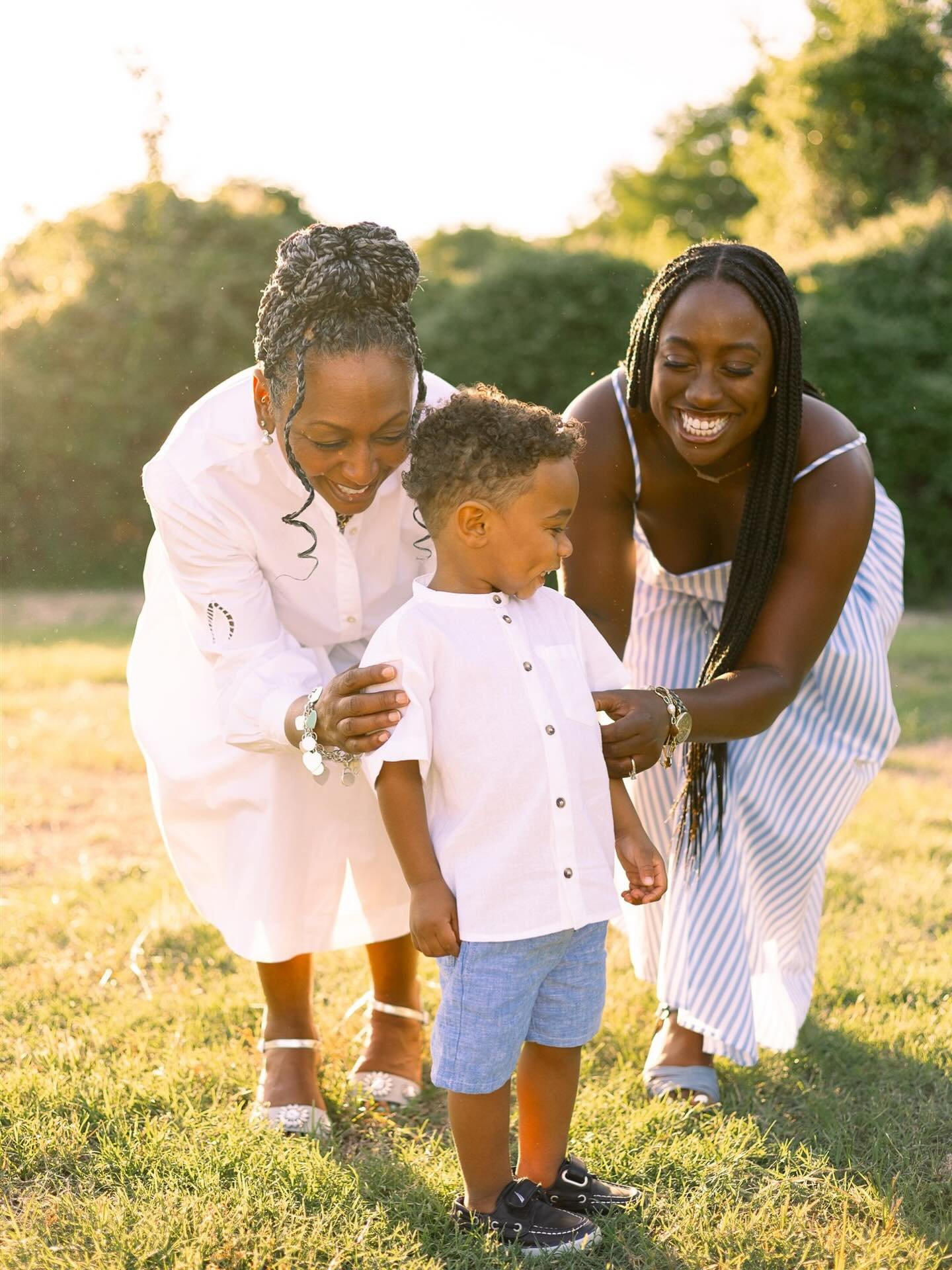 70 degree January reminds me of the gorgeous Spring weather we got last year! Also, can we get more generational sessions on the books, please?? Loved this farewell to Austin session with Grandma, Mama, and Baby 🤍🩵