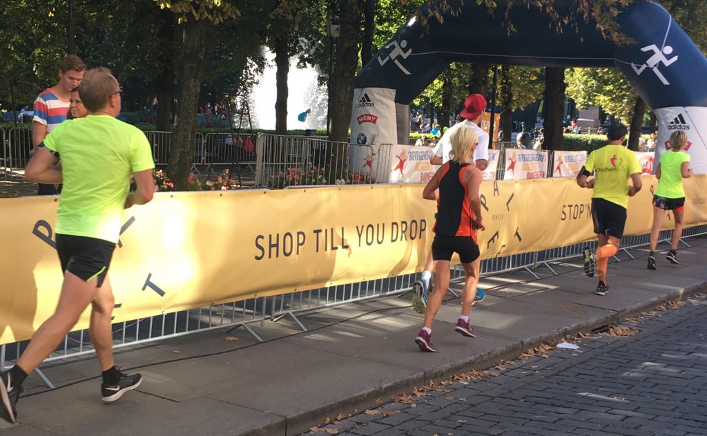 Under Oslo Maraton, september 2016, hang vi opp et banner langs med Karl Johan. Ett av budskapene var også "Bryt her!"