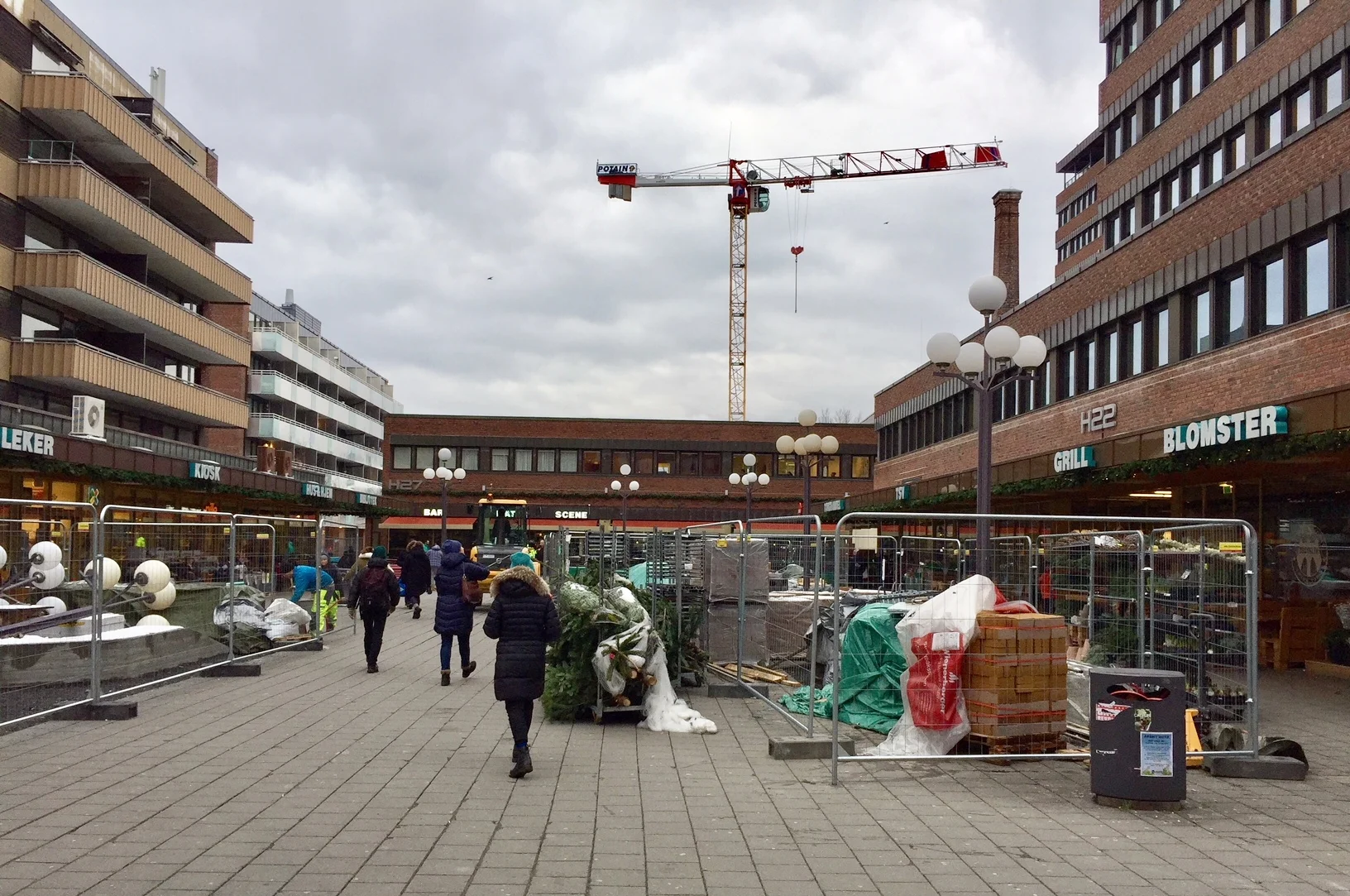 Bymiljøetatens arbeid med å legge nytt dekke på Tøyen Torg er godt i gang. I mai 2018 står det ferdig.
