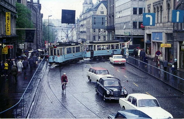 Slik så Egertorget ut i 1966, før det ble gågate. Trikken og biler presset de gående bort. Ingen ønsker tilbake til dette? Foto: Dan Erik Gøranssson / oslobilder.no