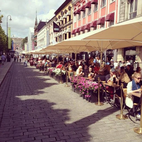 Slik har Karl Johans gate, mellom Rosenkrantzgate og Universitetsgata, sett ut hver sommer siden 2013. Parkeringsplassene har blitt til serveringsplasser, og det har vært gjennomkjøring forbudt. Svært vellykket bilfritt byliv!
