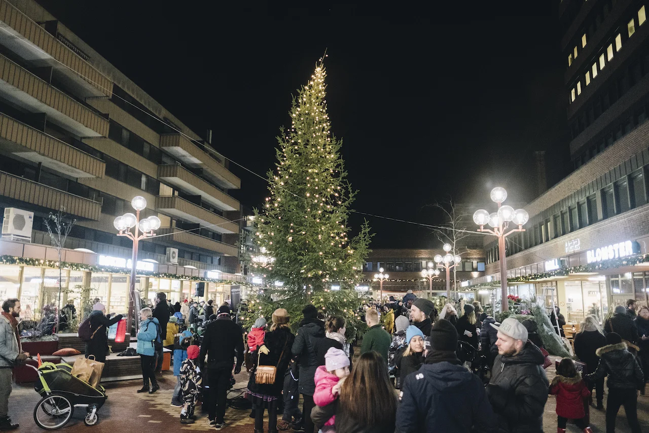 Fra julegrantenningen på Tøyen Torg lørdag 1. desember. Foto: Ola Vatn.