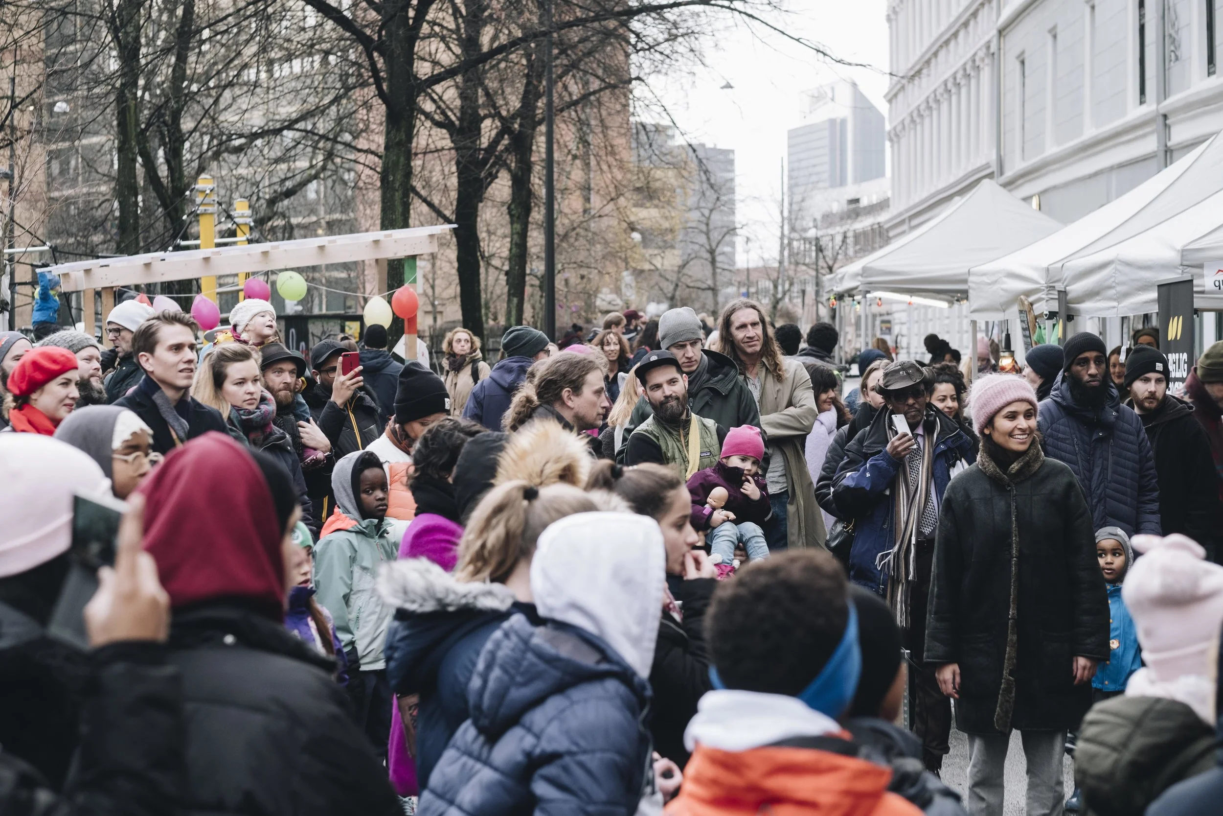 På Tøyen har folk skapt gode nabolag i mange år. Her er et bilde fra Tøyensk Julemarked lørdag 1. desember i fjor. Fantastisk stemning og fine folk over hele Tøyen. Tøyenbygda har en sterk og viktig identitet. Foto: Ola Vatn.