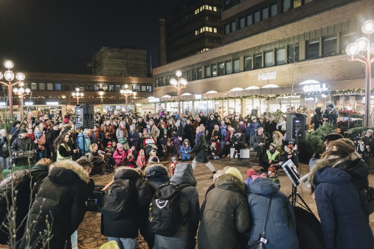 Det var fullt på torget da den Tøyenske Julen offisielt ble åpnet 1. desember i fjor. Slike dager ønsker vi oss mange av også i 2019. Foto: Ola Vatn.