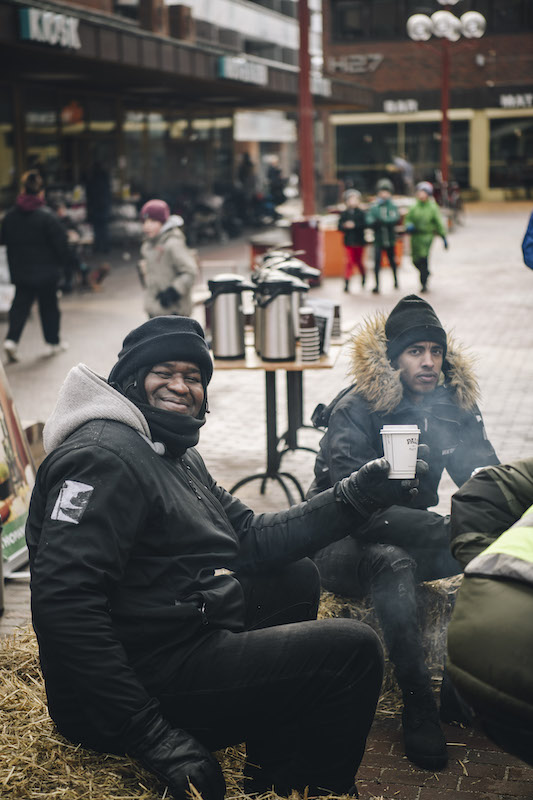 Kissima Basse (t.v.), den lokale sosiale entreprenøren som har stiftet Ideelt Security, her fra et arrangement på Tøyen Torg i februar. Foto: Ola Vatn.