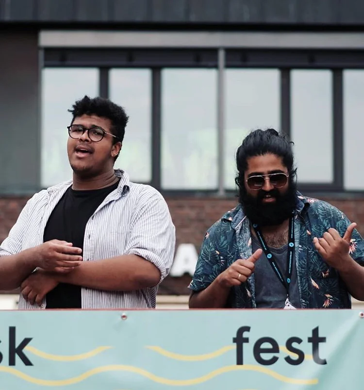 Sandeep Singh (til høyre) fikk hjelp av den lokale Tøyenhelten Stian Ehi på Musikkfesten 2. juni 2018. (Foto: Ola Vatn)