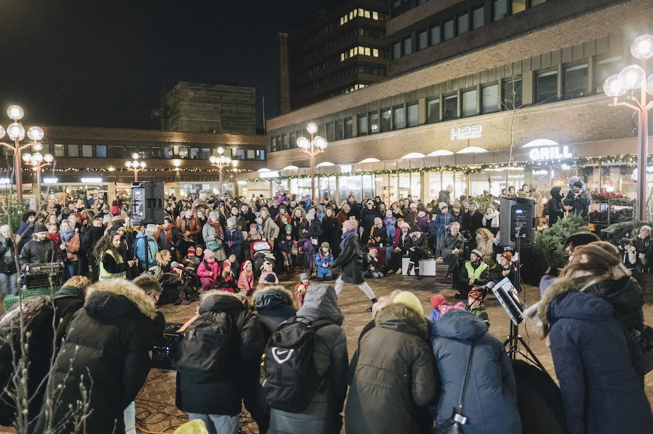 Og på ettermiddagen var det samling på torget da Tøyenkoret og en rekke andre markerte at Tøyenjula var i gang.
