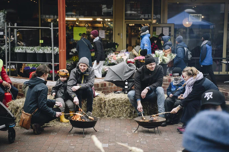 Torg og møteplasser er viktige verktøy i å skape sosial bærekraft. Her fra Tøyen Torg tidligere i år. Foto: Ola Vatn.