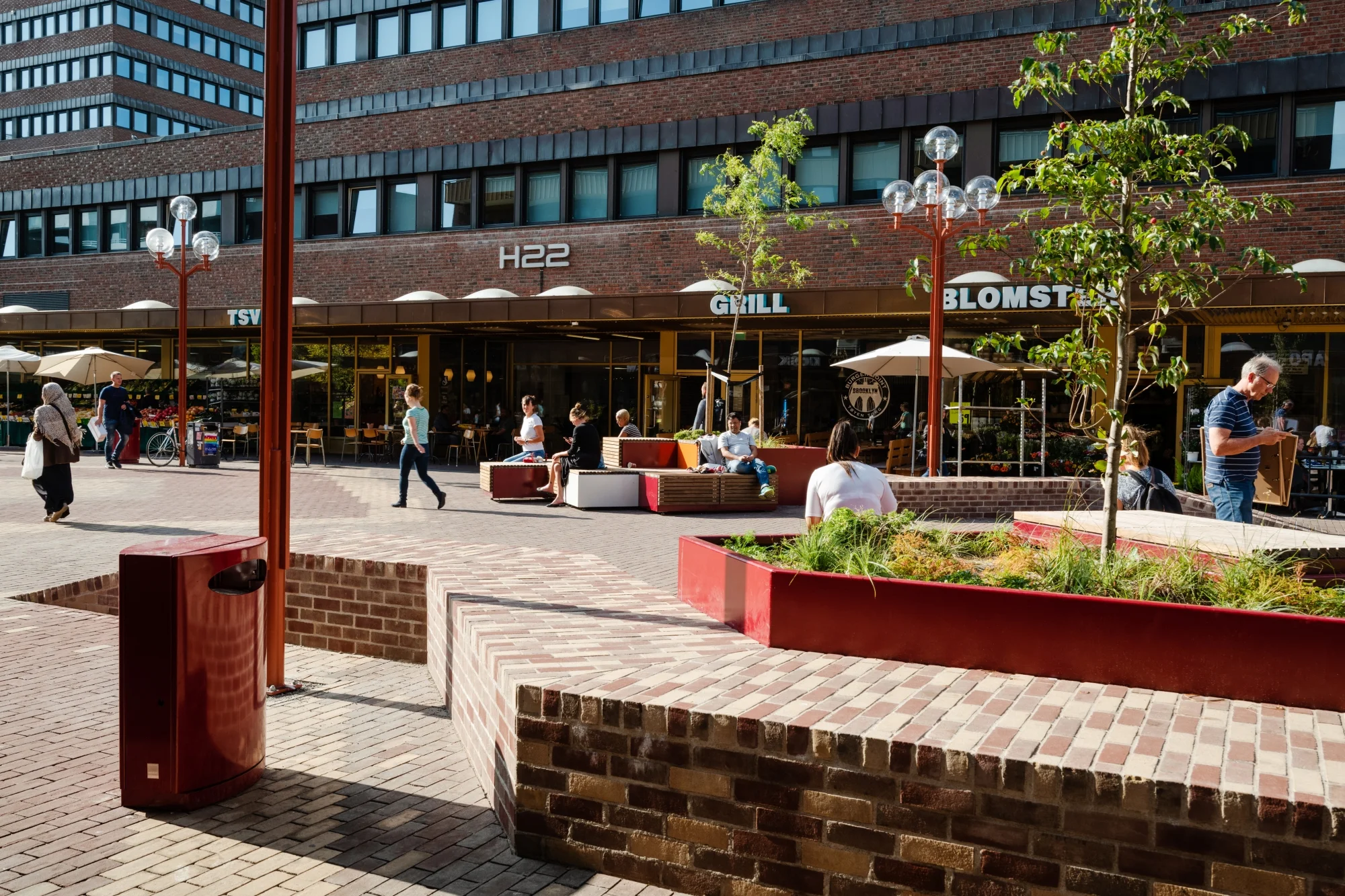 Det nye, oppgraderte Tøyen Torg. Ariktekt: Grindaker Landskapsarkitekter, på oppdrag for Oslo Kommune. Foto: Damian Heinisch