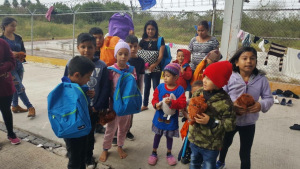 Primera Iglesia Bautista en Alamo, TX, Hermanos ministran a aquellos solicitantes de asilo entre Matamoros, México y Brownsville. Proporcionan alimentos, paquetes para higiene personal, mantas cuando es necesario y juguetes de peluches para los niños.