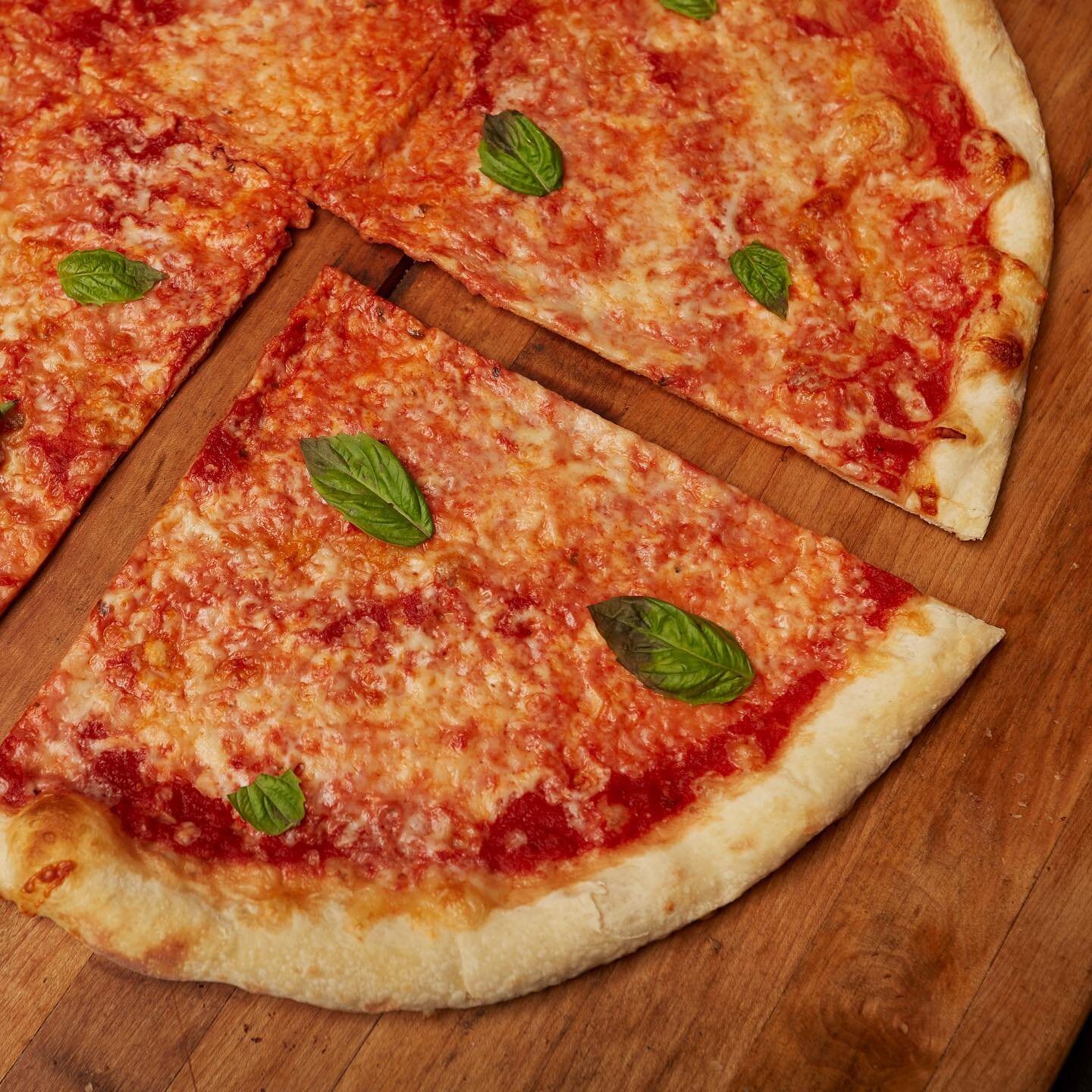 Notre pizza Margherita 😍
Commandez d&egrave;s aujourd&rsquo;hui pour emporter ou par livraison avec @ubereats ou @doordash  #pizzalovers #pizzamargherita #pizzamtl