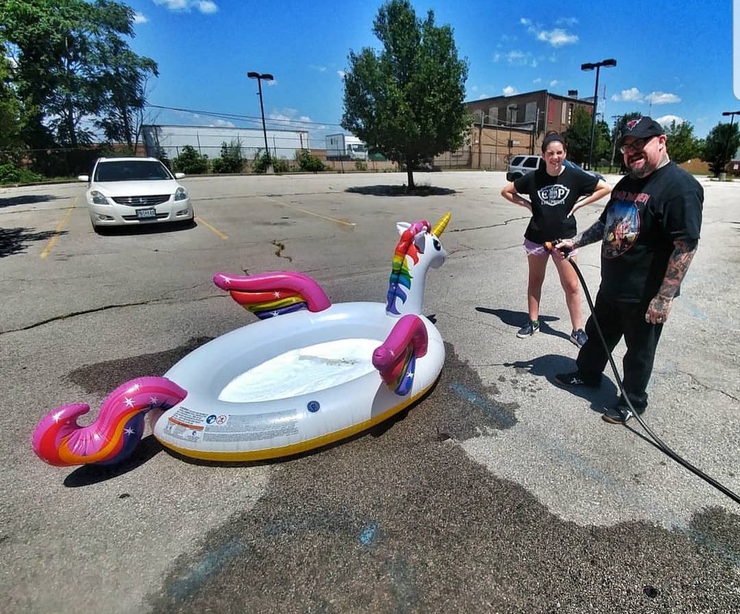 If you were hoping for swimsuit pics, cell phones were not allowed (thank god). But Shannon Cousino caught this pic of Huck and his daughter preparing the water park.