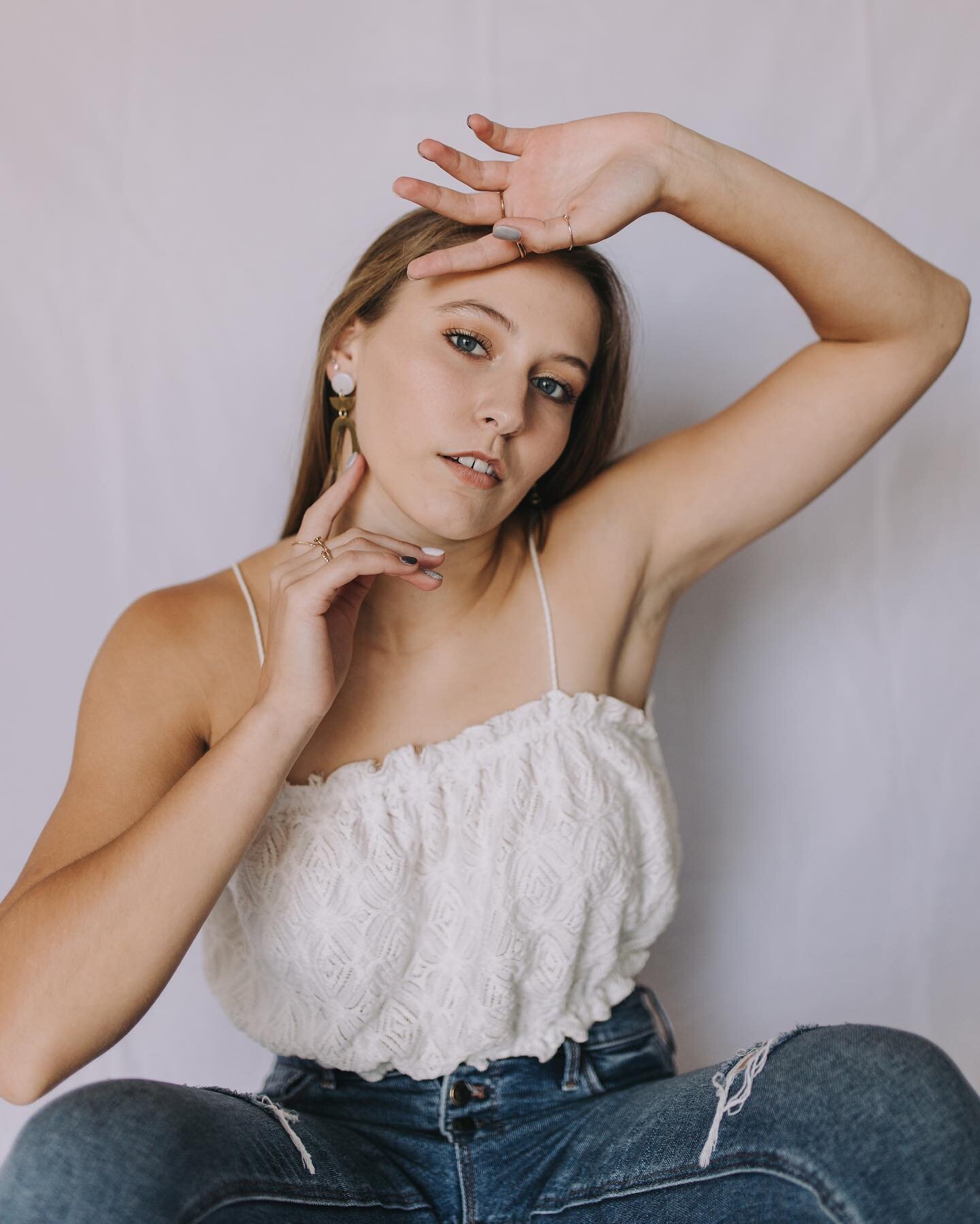 Happy (almost) New Year! This year, even with its ups and downs, has given me so much to be thankful for. So excited for what 2021 has to offer ✨🥳 
This shoot was done in my apartment, and they&rsquo;re probably some of my favorite photos I&rsquo;ve