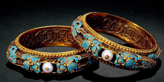 Ch 110 - golden braclet given to Wei Luo.png